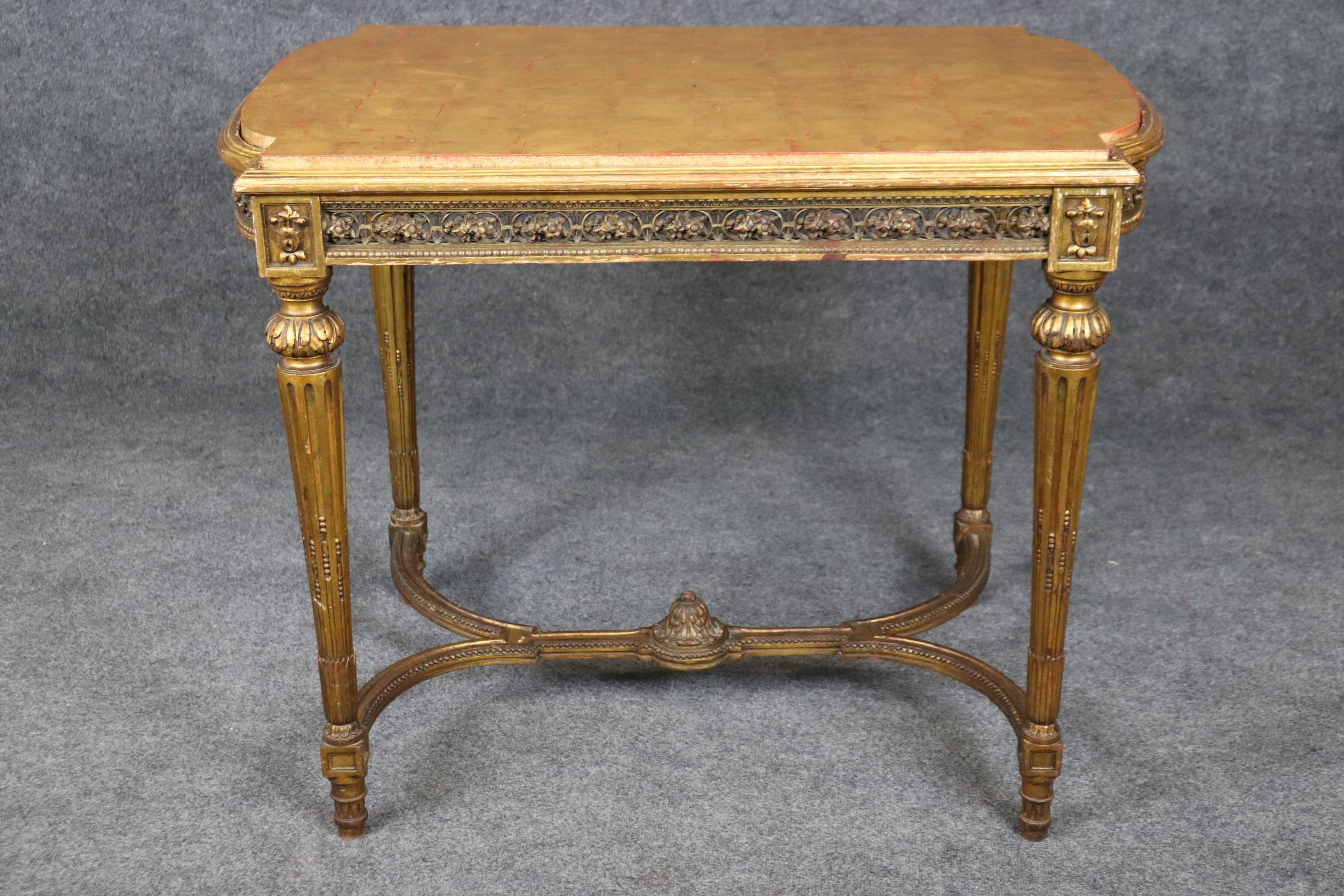 Mesa de centro francesa estilo Luis XVI tallada y dorada con tablero de pan de oro Tallado en venta