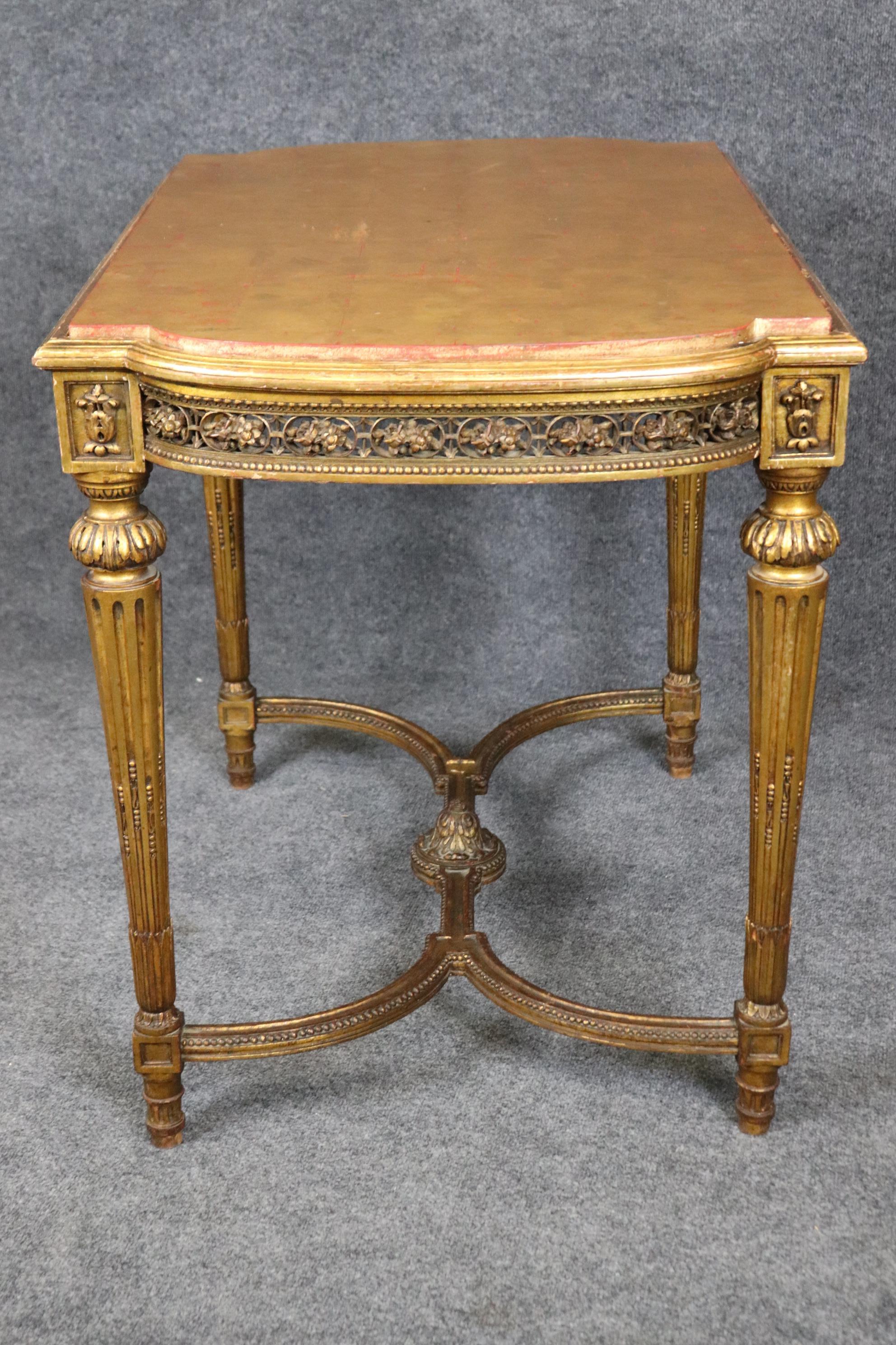 Mesa de centro francesa estilo Luis XVI tallada y dorada con tablero de pan de oro en Bueno estado para la venta en Swedesboro, NJ