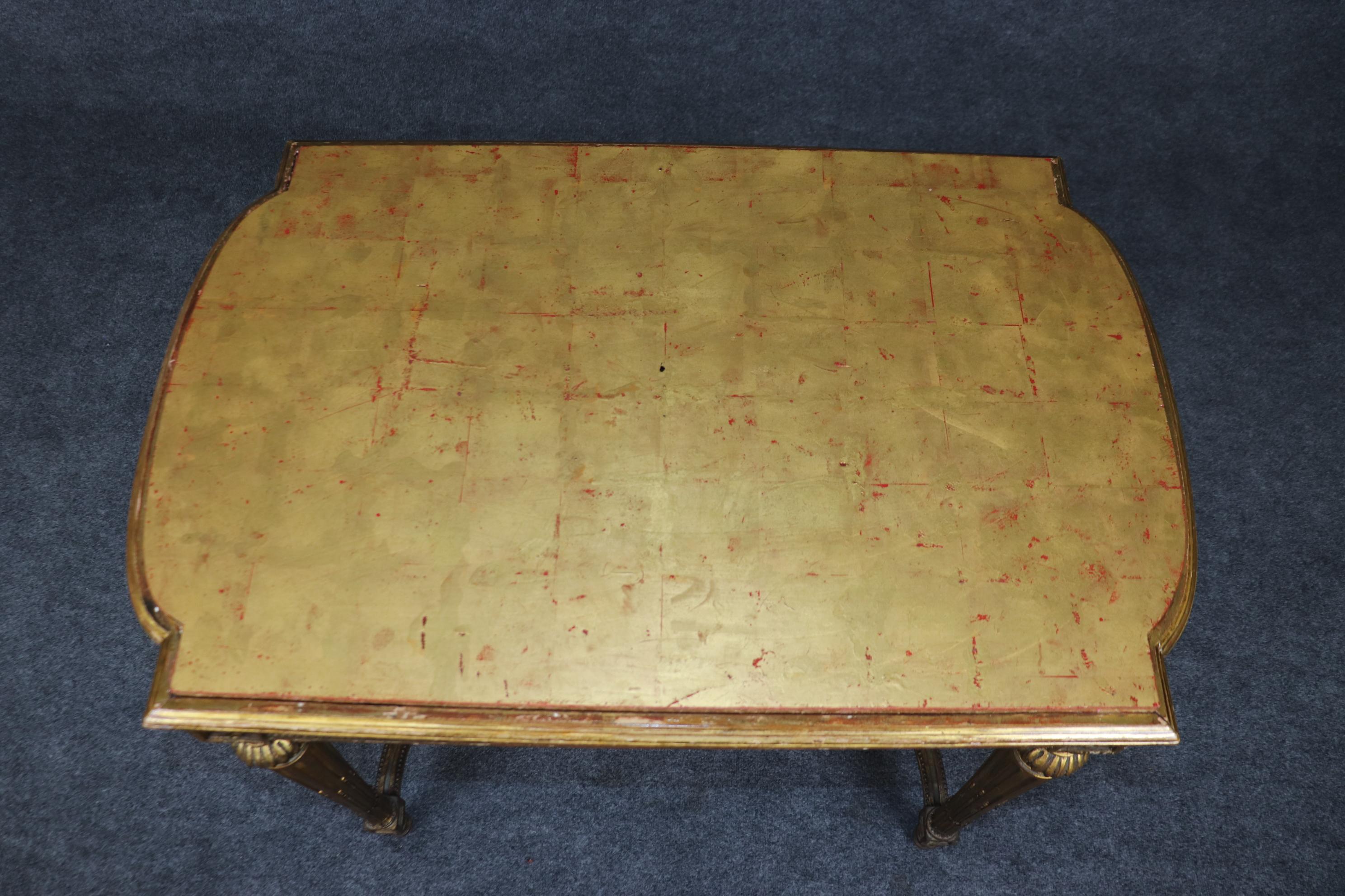 Mesa de centro francesa estilo Luis XVI tallada y dorada con tablero de pan de oro siglo XX en venta