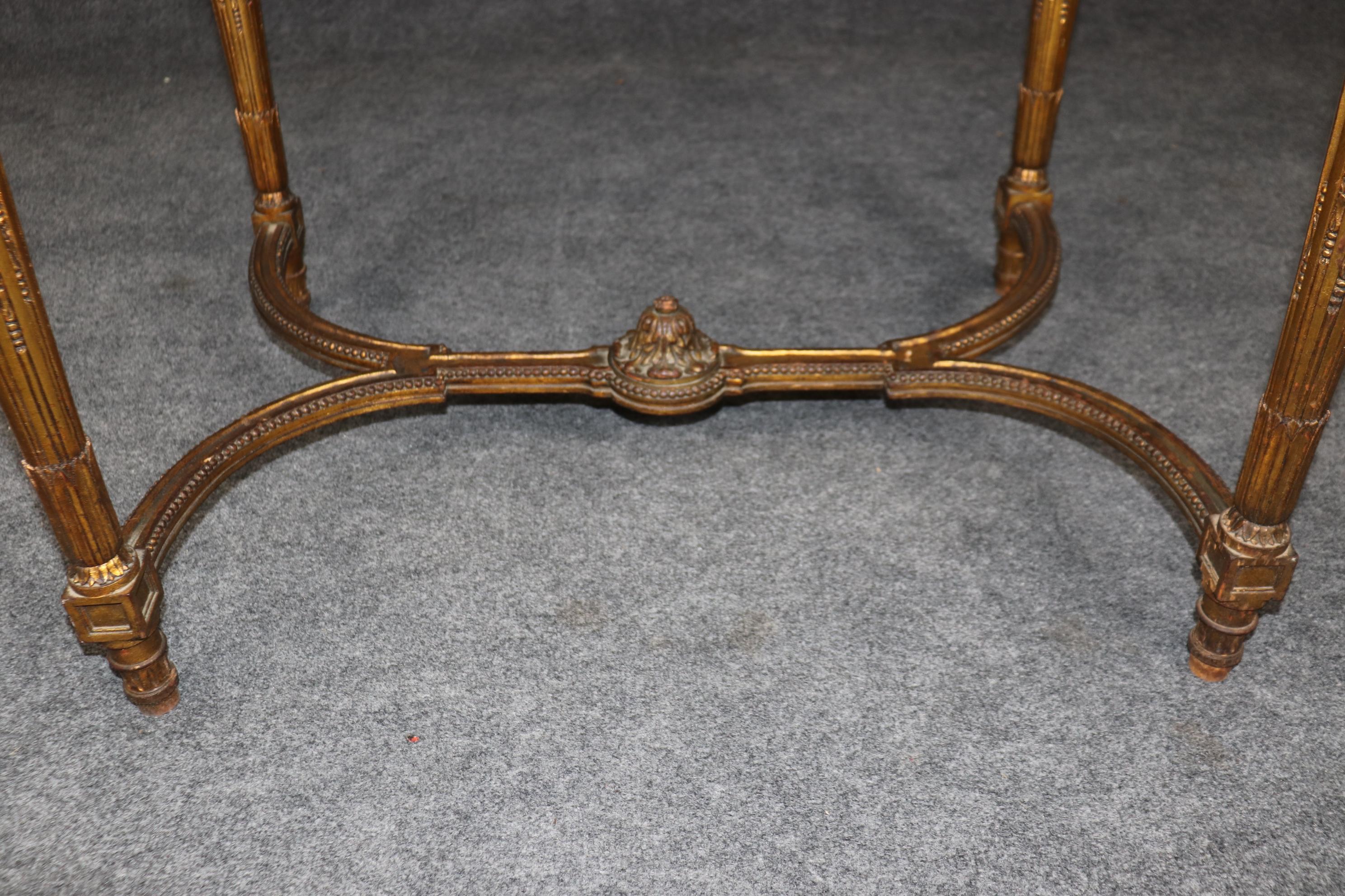 Mesa de centro francesa estilo Luis XVI tallada y dorada con tablero de pan de oro Hoja de oro en venta