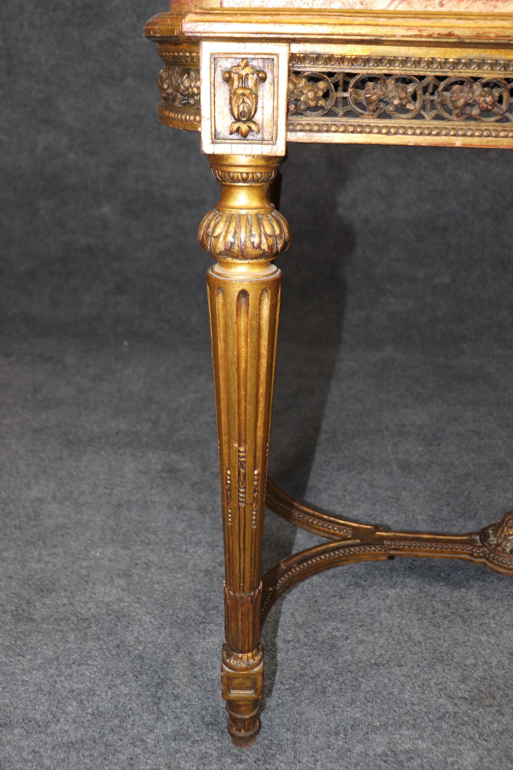 Mesa de centro francesa estilo Luis XVI tallada y dorada con tablero de pan de oro en venta 1