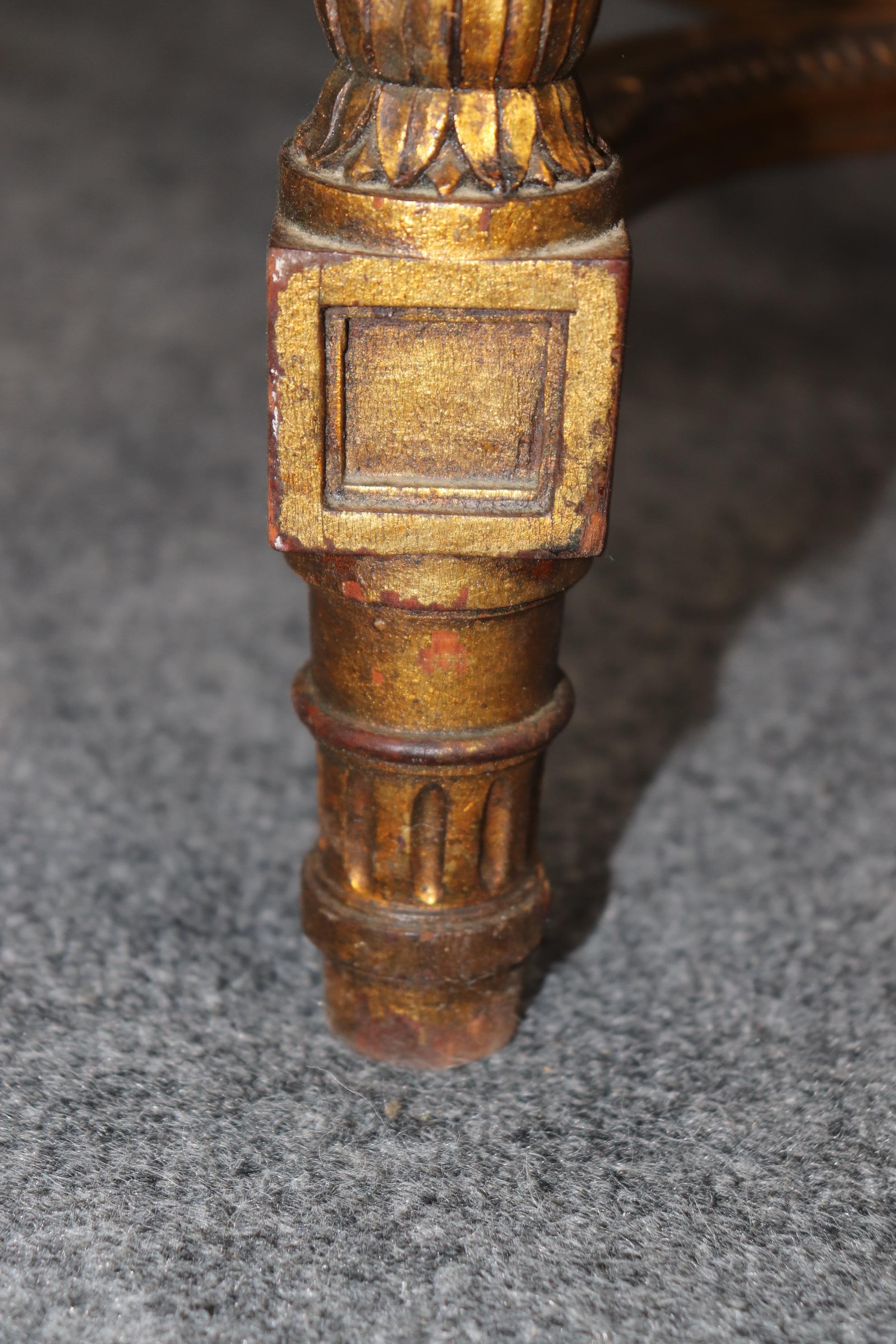 Mesa de centro francesa estilo Luis XVI tallada y dorada con tablero de pan de oro en venta 2