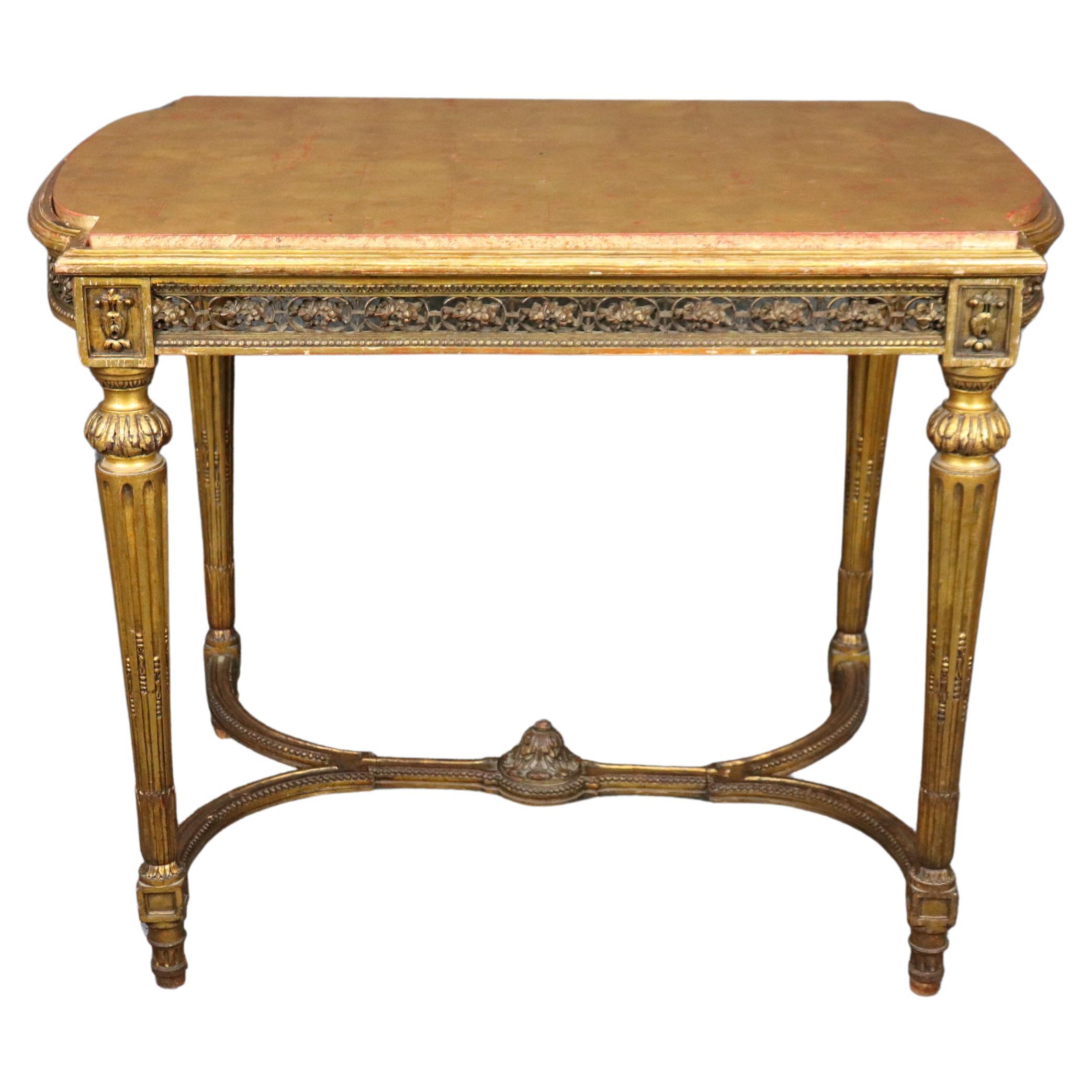 Table centrale sculptée en or doré de style Louis XVI avec plateau en feuilles d'or