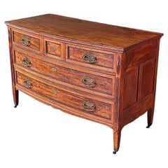 Commode en acajou sculpté de style Louis XVI