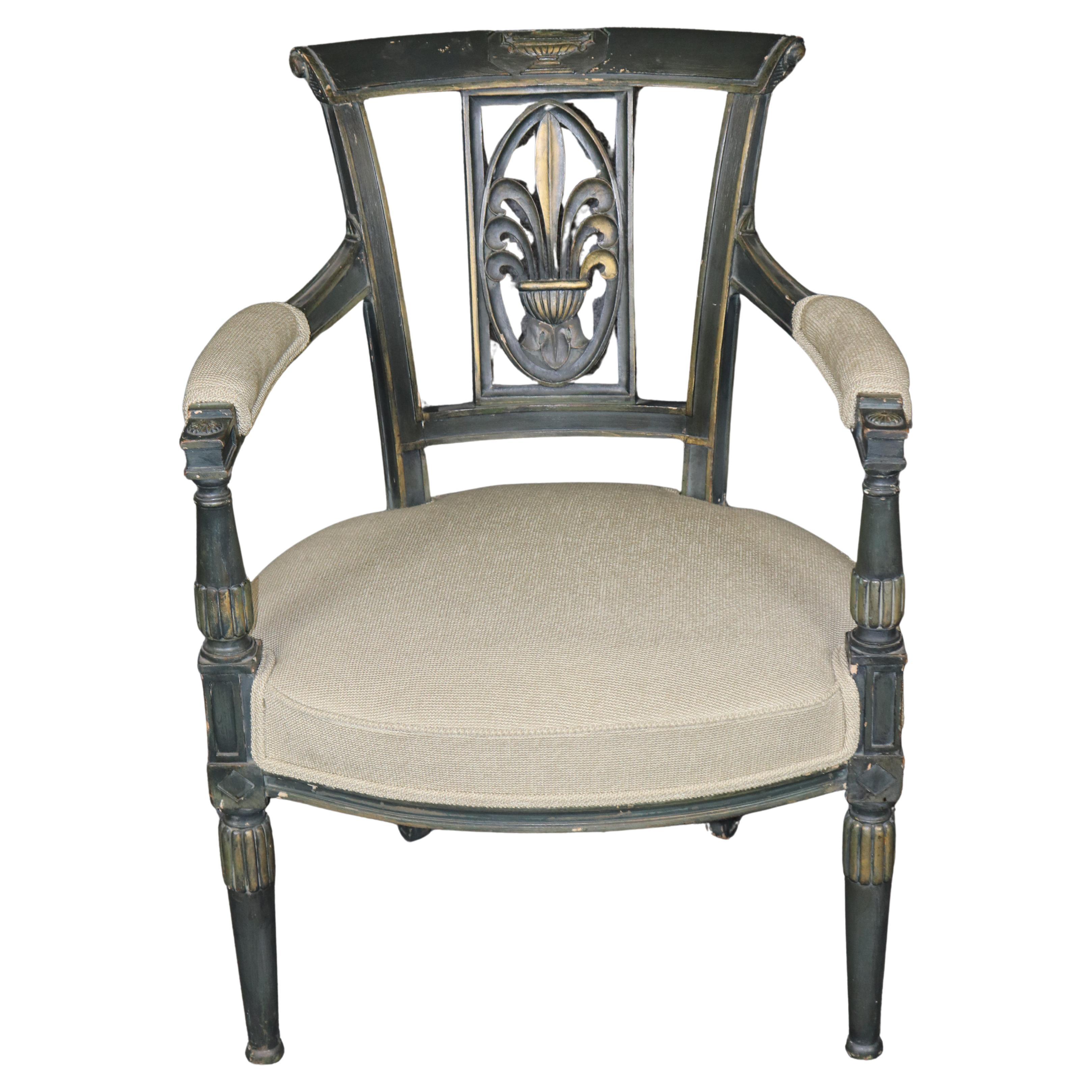 Dimensiones - Al: 33 1/4 in An: 23 1/4 pulg D: 23 1/2 pulg SH: 17

Un elegante sillón francés estilo Luis XVI tallado y decorado con pintura, bellamente acabado con una pintura verde oscura naturalmente desgastada que roza el negro, lo que confiere