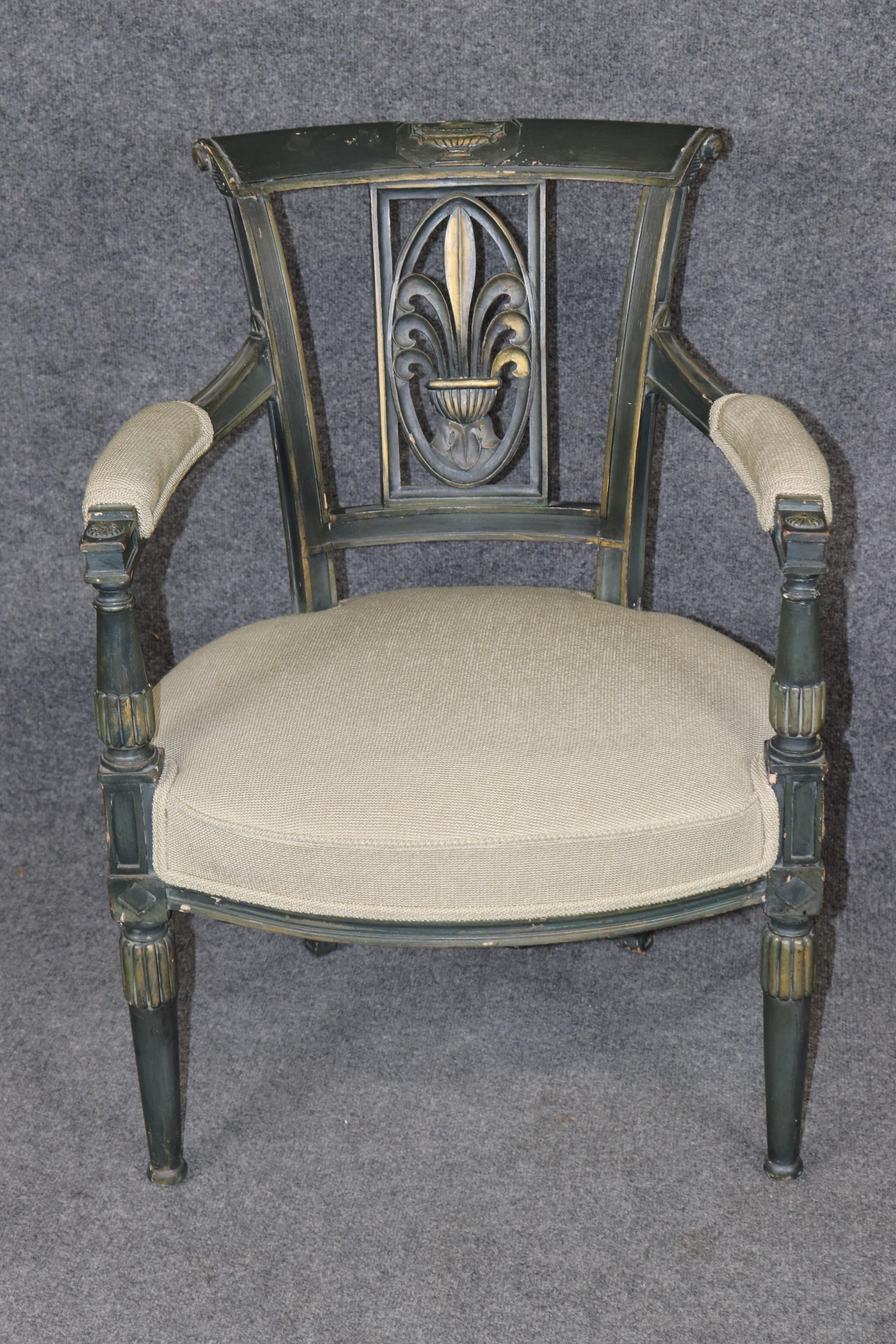 Sillón Francés Estilo Luis XVI Decorado con Pintura Tallada y Desgastado Tallado a mano en venta