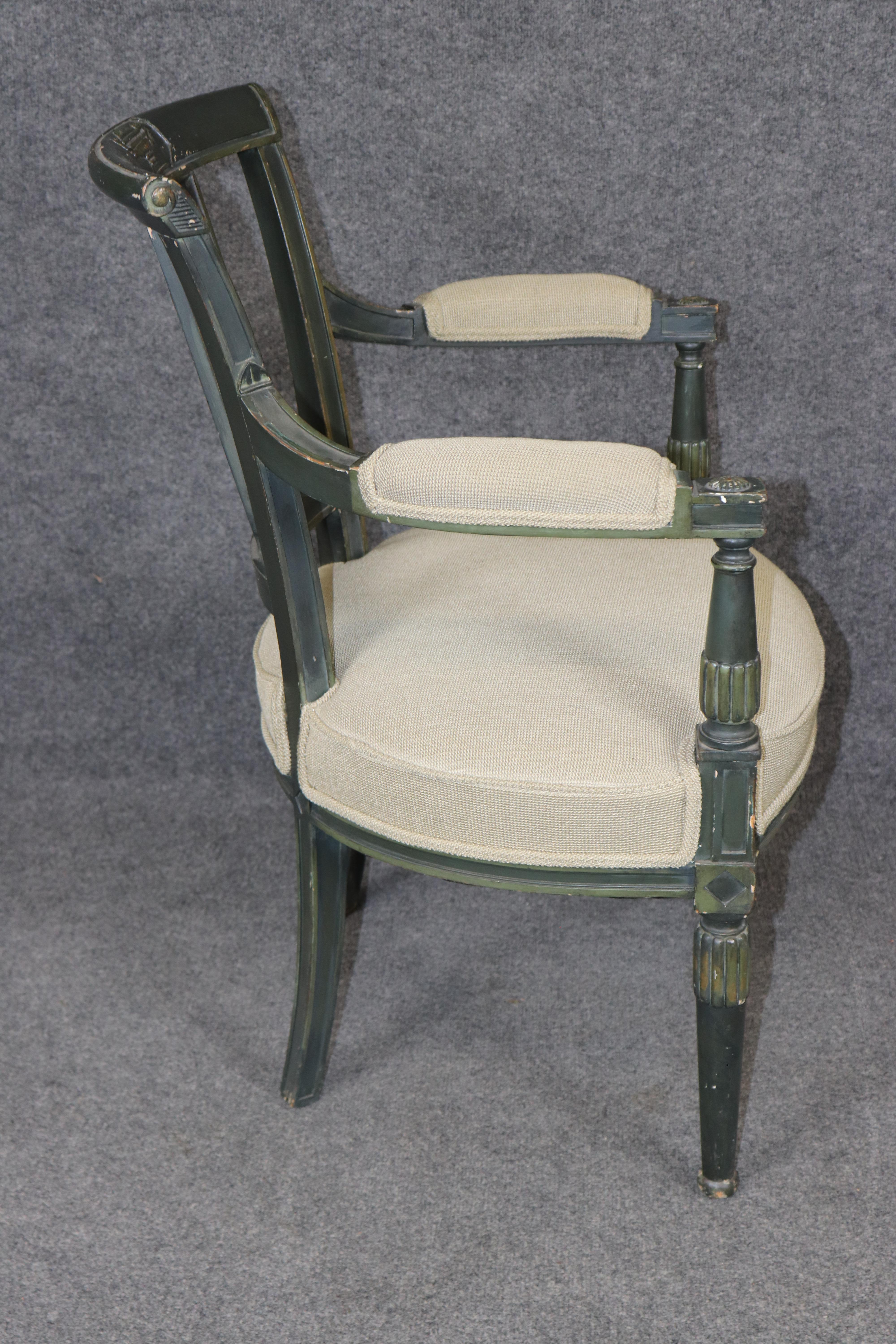 Sillón Francés Estilo Luis XVI Decorado con Pintura Tallada y Desgastado en Bueno estado para la venta en Swedesboro, NJ
