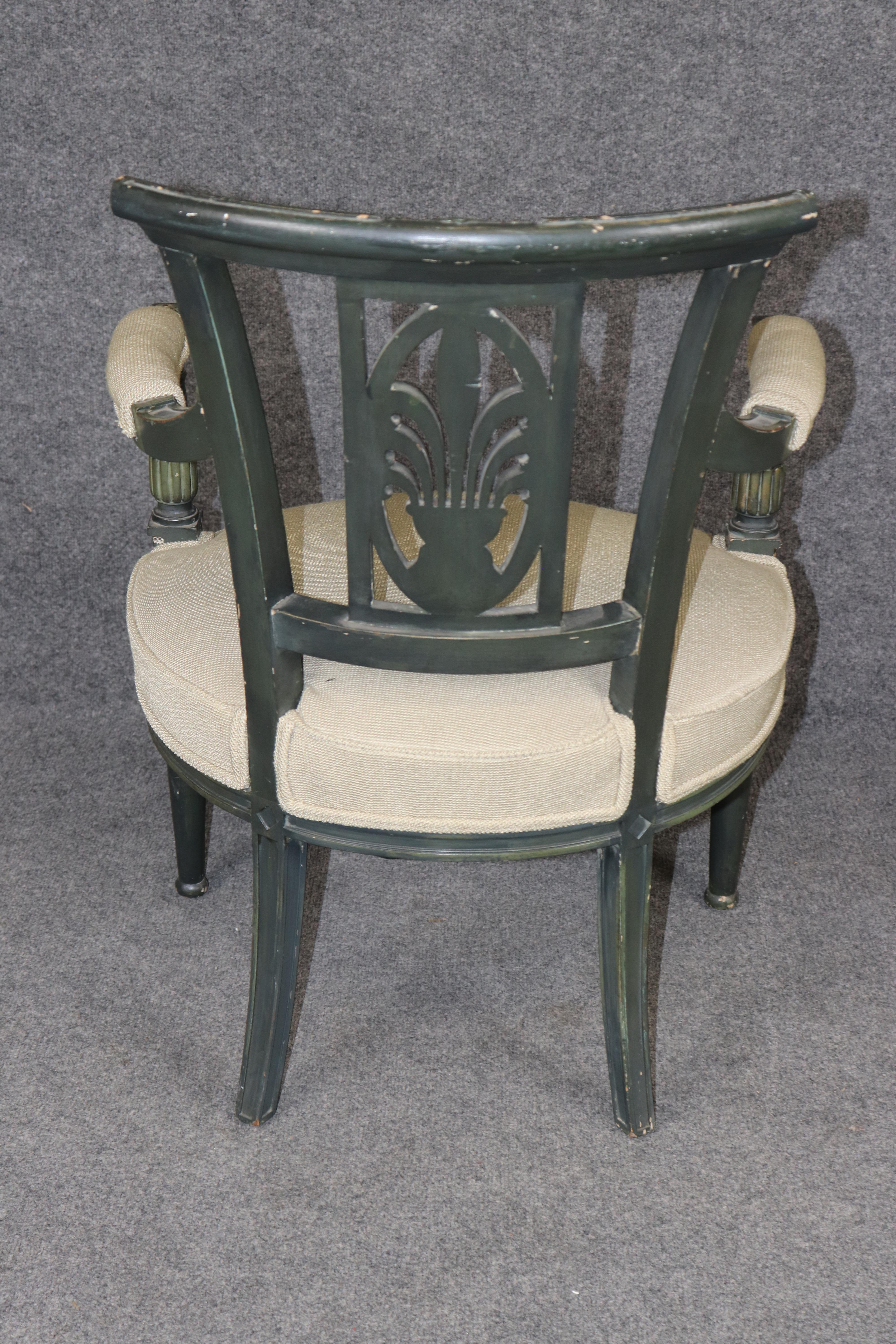 Sillón Francés Estilo Luis XVI Decorado con Pintura Tallada y Desgastado siglo XX en venta