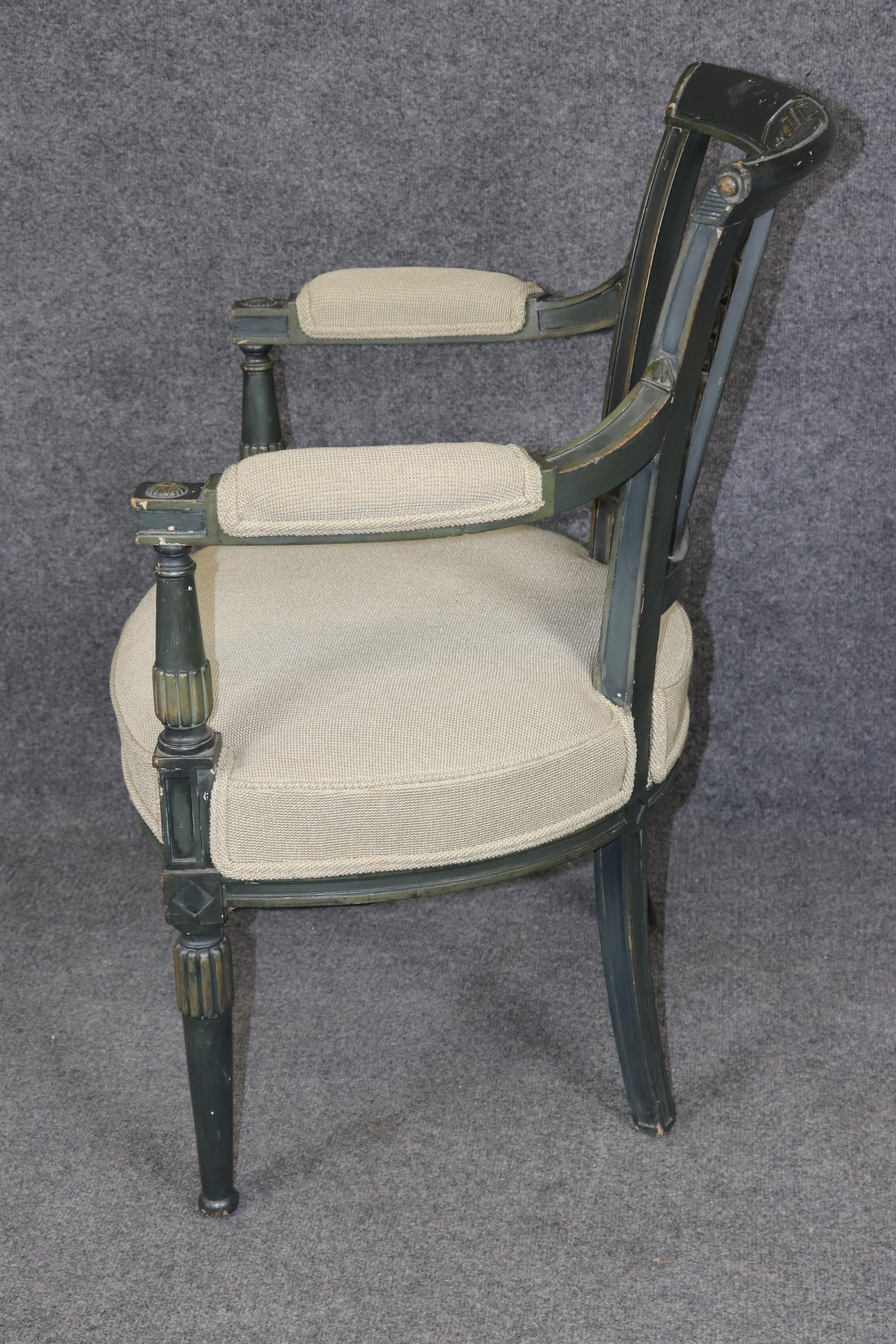 Sillón Francés Estilo Luis XVI Decorado con Pintura Tallada y Desgastado Tapicería en venta