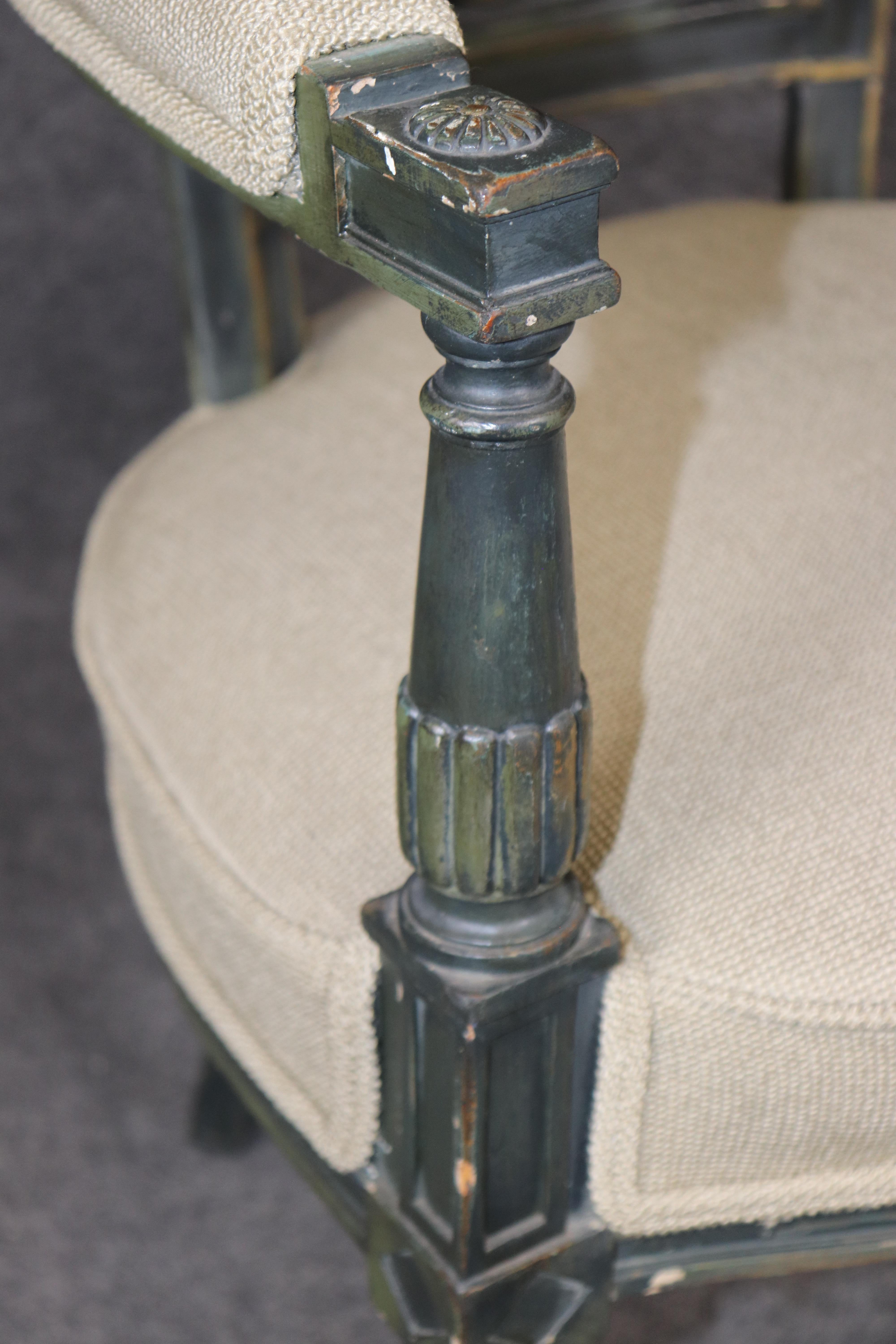 Sillón Francés Estilo Luis XVI Decorado con Pintura Tallada y Desgastado en venta 2