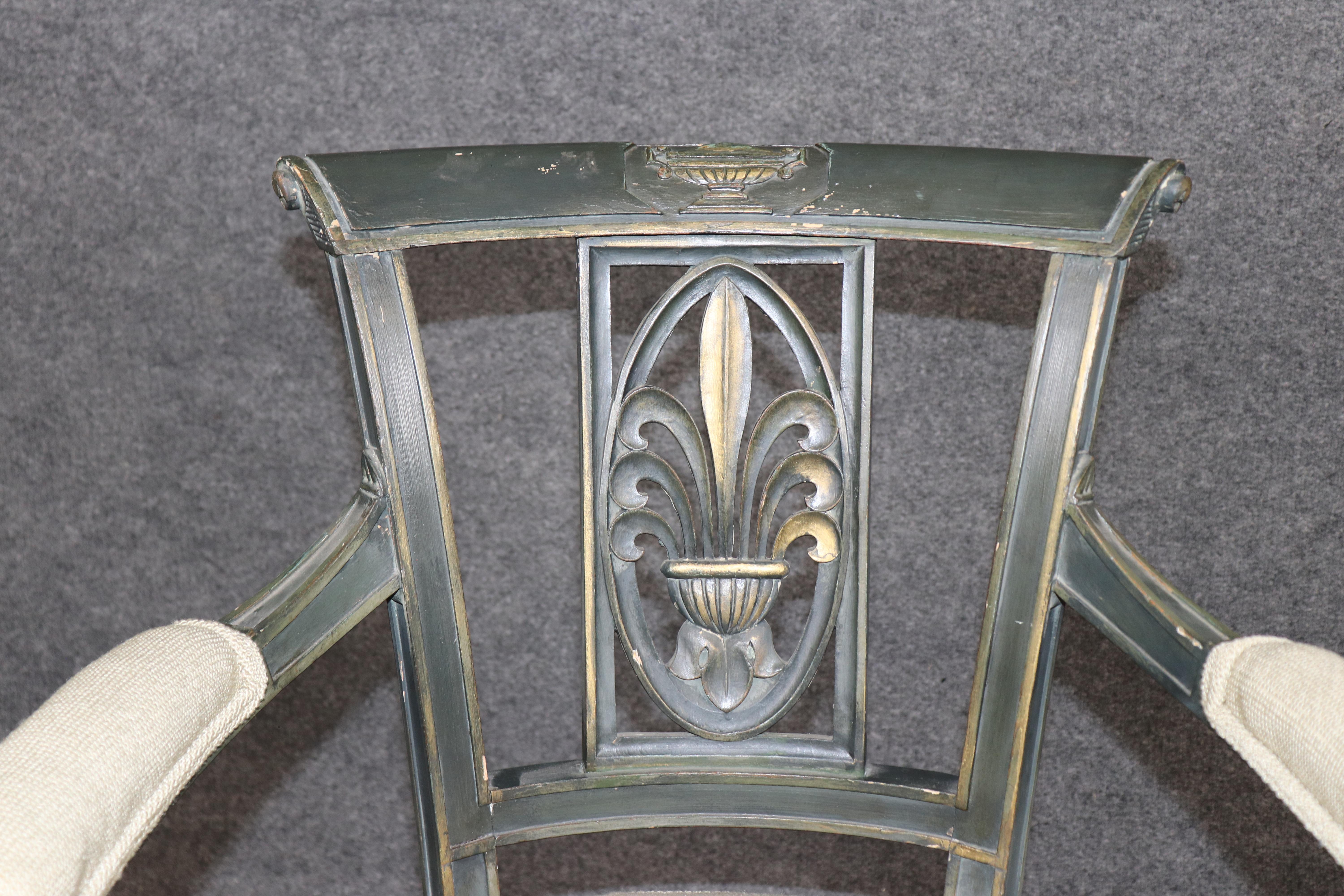 Sillón Francés Estilo Luis XVI Decorado con Pintura Tallada y Desgastado en venta 3