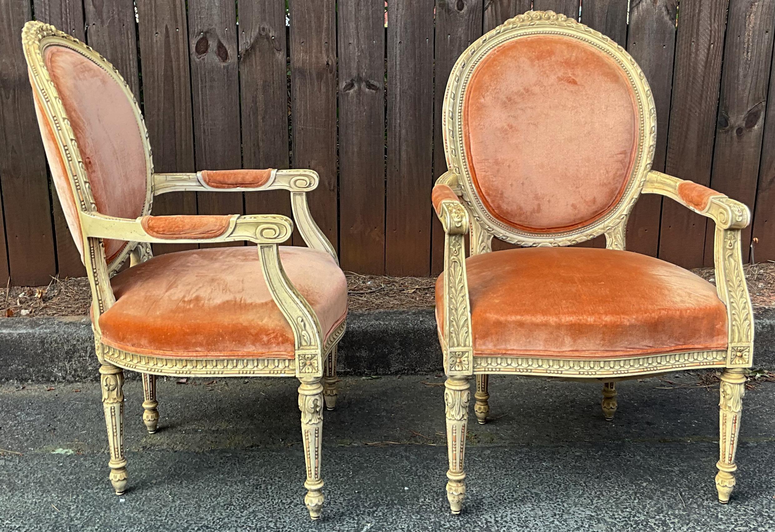 Französisch Louis XVI Stil geschnitzt & gemalt Bergere Stühle in Samt - Paar (20. Jahrhundert) im Angebot