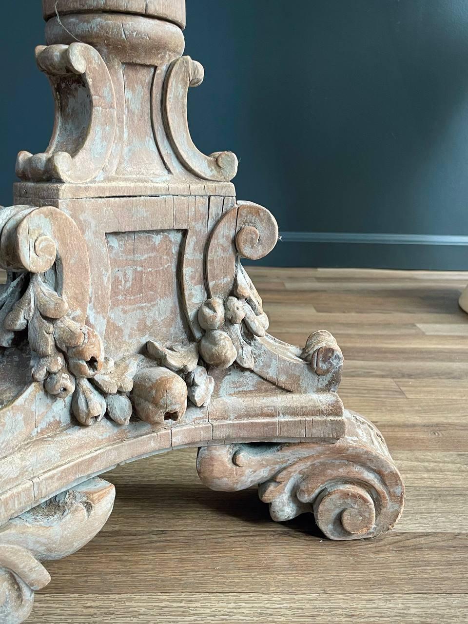 Lampe torchère française de style Louis XVI en bois sculpté et peint en vente 4