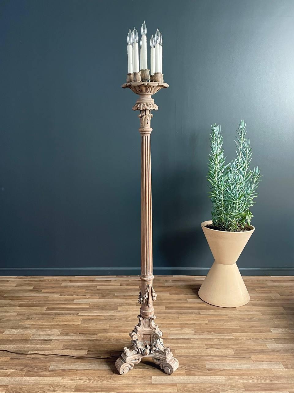 Français Lampe torchère française de style Louis XVI en bois sculpté et peint en vente