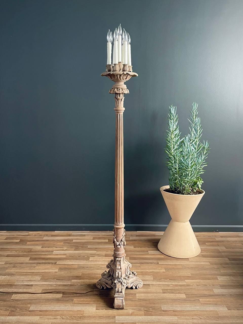 Lampe torchère française de style Louis XVI en bois sculpté et peint Bon état - En vente à Los Angeles, CA