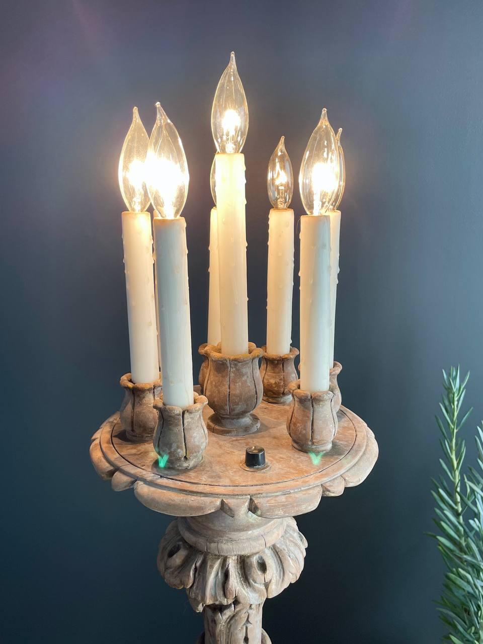 Début du 20ème siècle Lampe torchère française de style Louis XVI en bois sculpté et peint en vente
