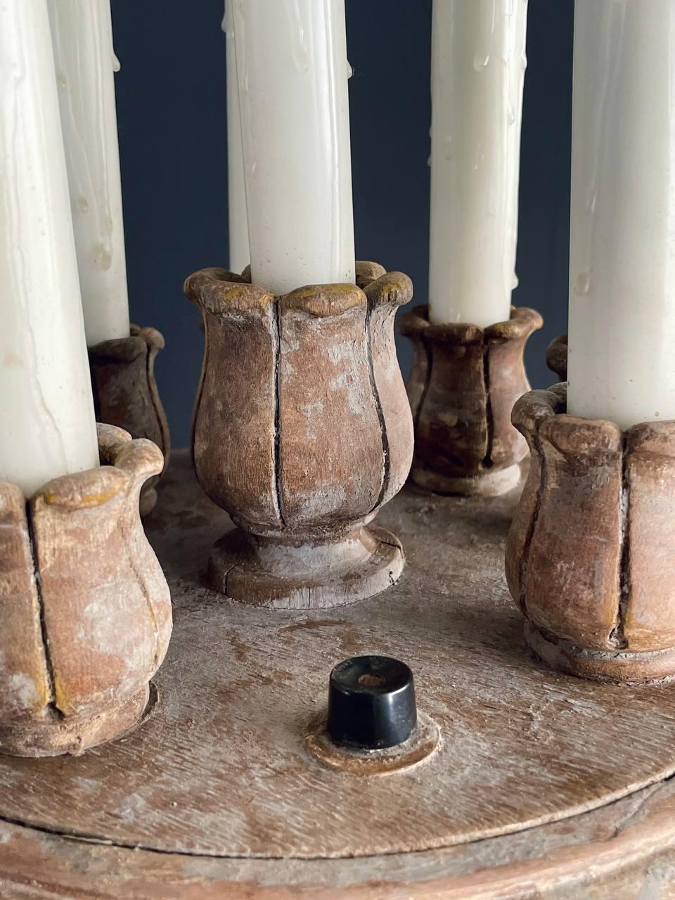 Bois Lampe torchère française de style Louis XVI en bois sculpté et peint en vente