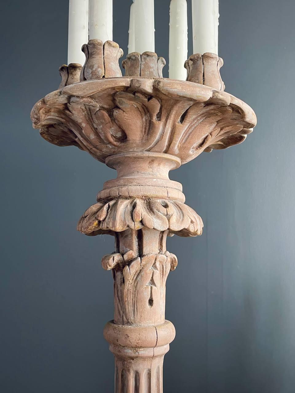 Lampe torchère française de style Louis XVI en bois sculpté et peint en vente 1