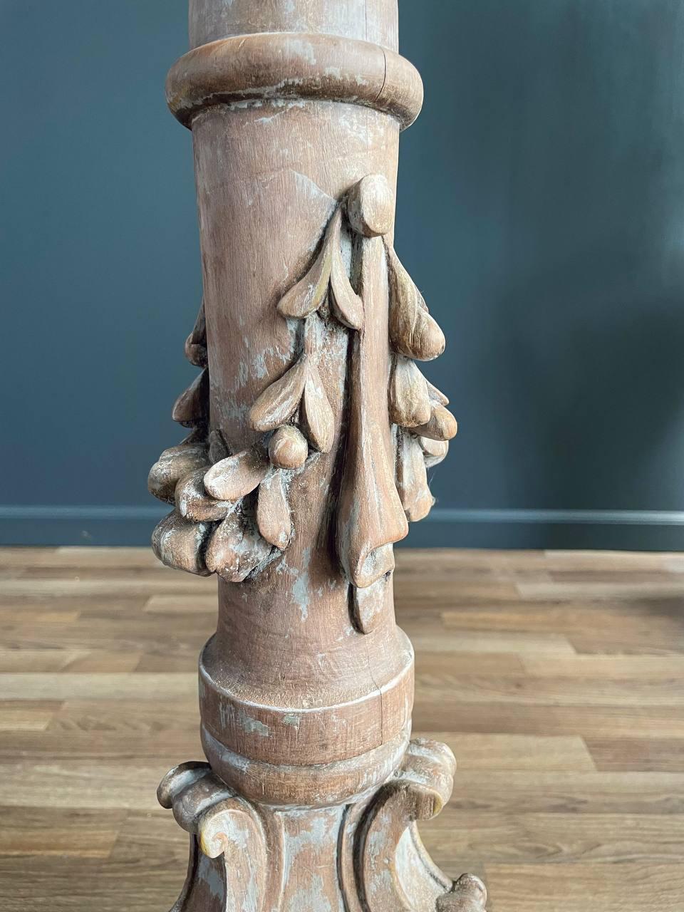 Lampe torchère française de style Louis XVI en bois sculpté et peint en vente 2