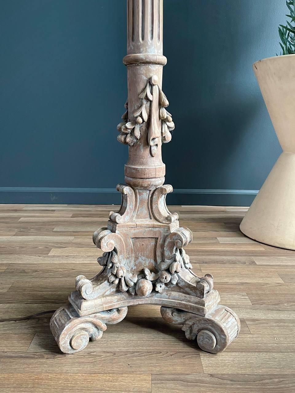Lampe torchère française de style Louis XVI en bois sculpté et peint en vente 3