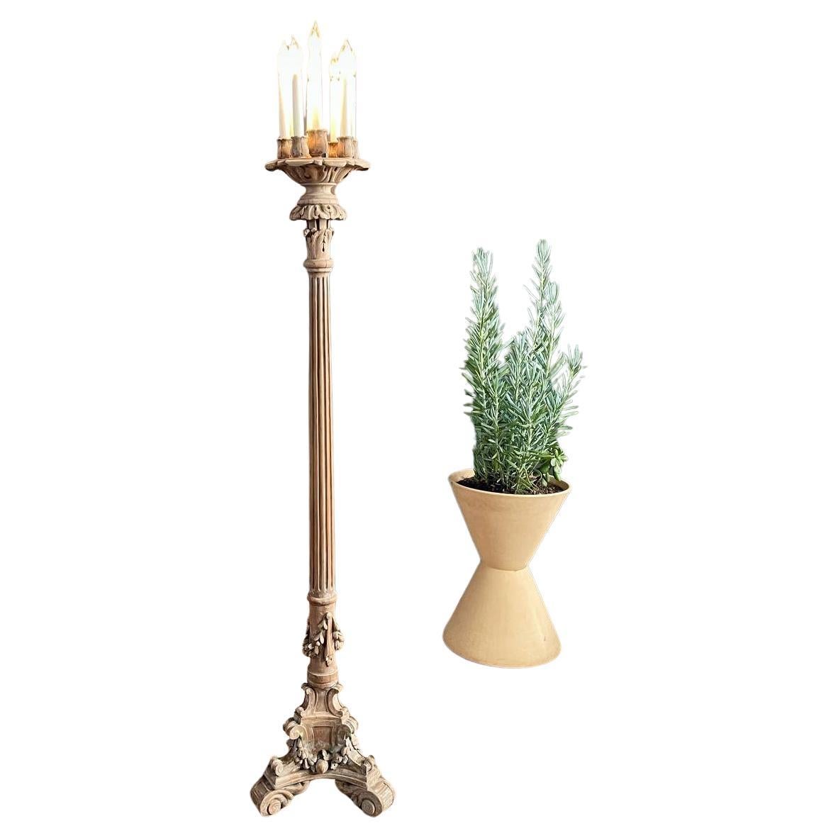 Lampe torchère française de style Louis XVI en bois sculpté et peint