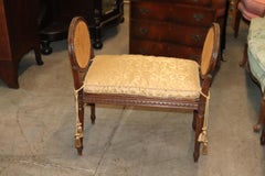 Französische kleine Fensterbank aus geschnitztem Nussbaumholz im Louis-XVI.-Stil mit Seide