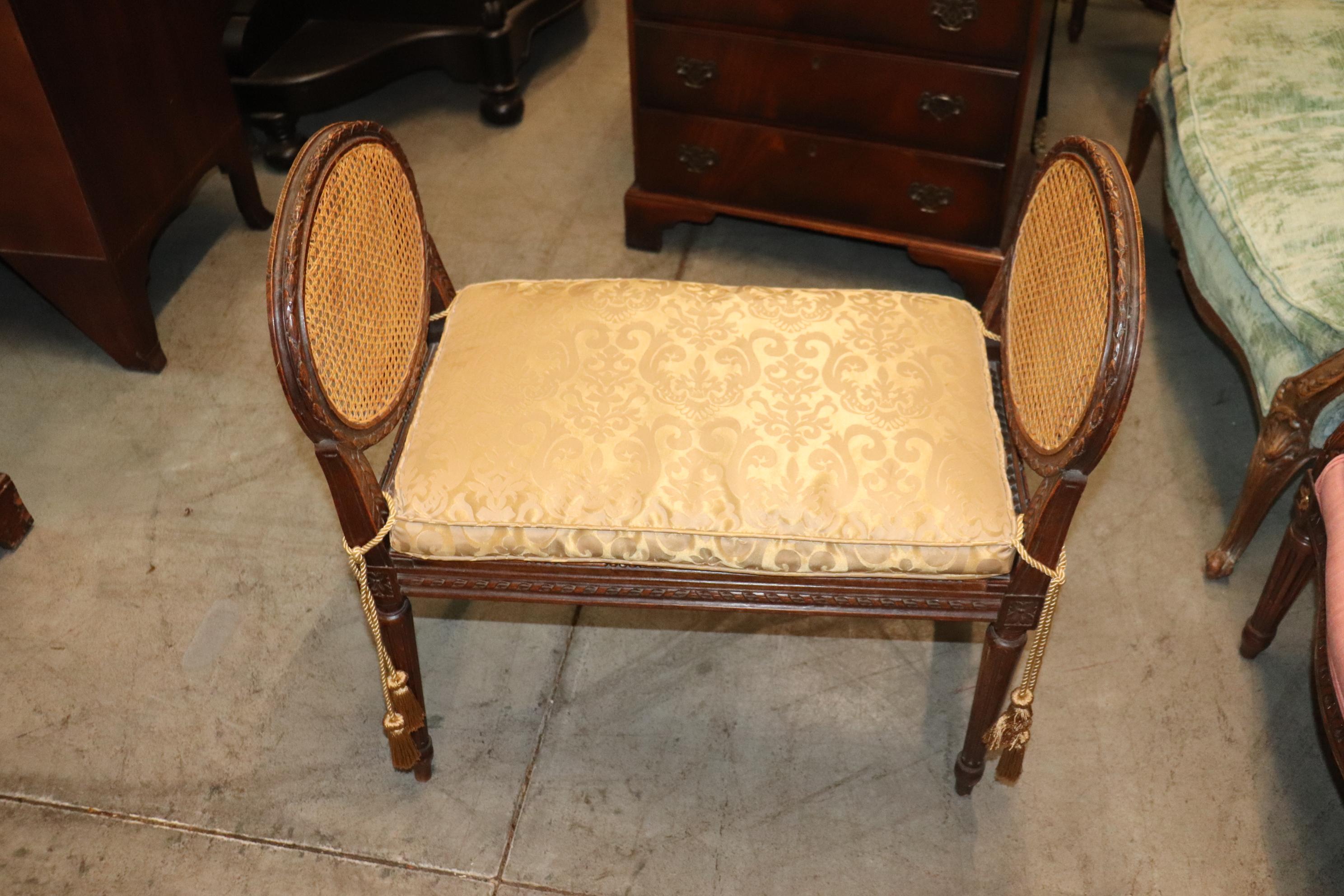 French Louis XVI Style Carved Walnut Petite Window Bench with Silk In Good Condition For Sale In Swedesboro, NJ