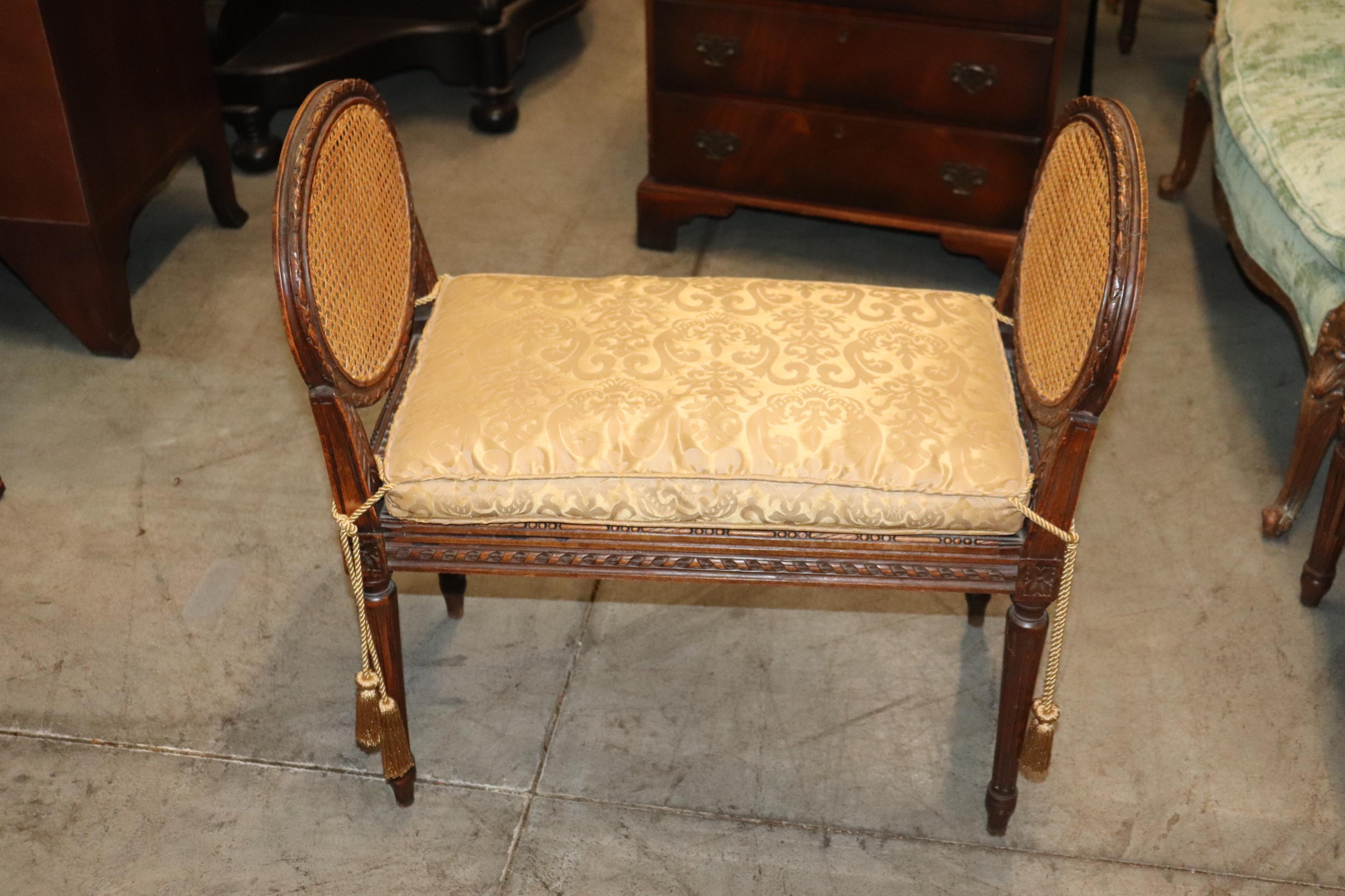 French Louis XVI Style Carved Walnut Petite Window Bench with Silk For Sale 2