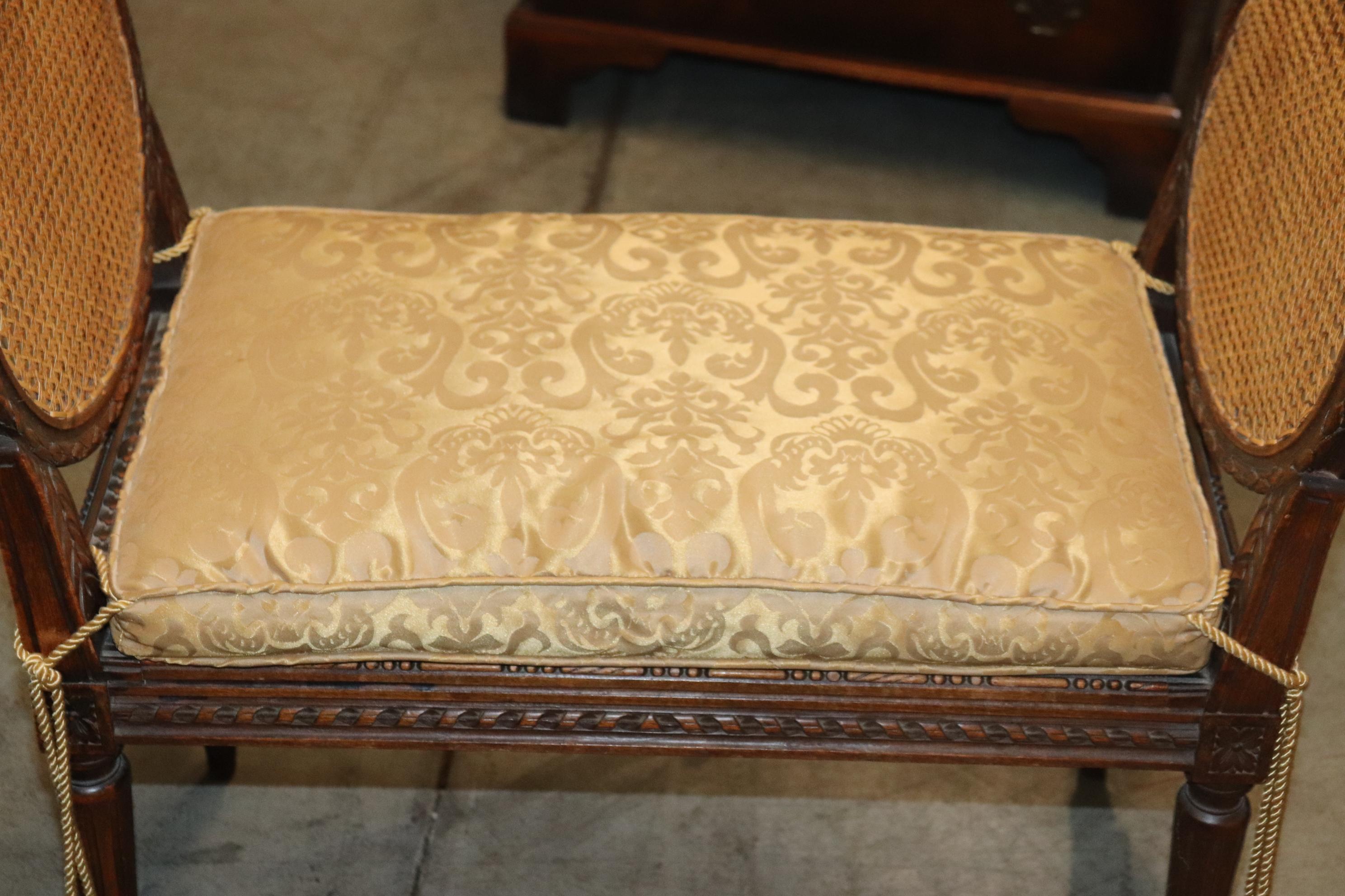 French Louis XVI Style Carved Walnut Petite Window Bench with Silk For Sale 3