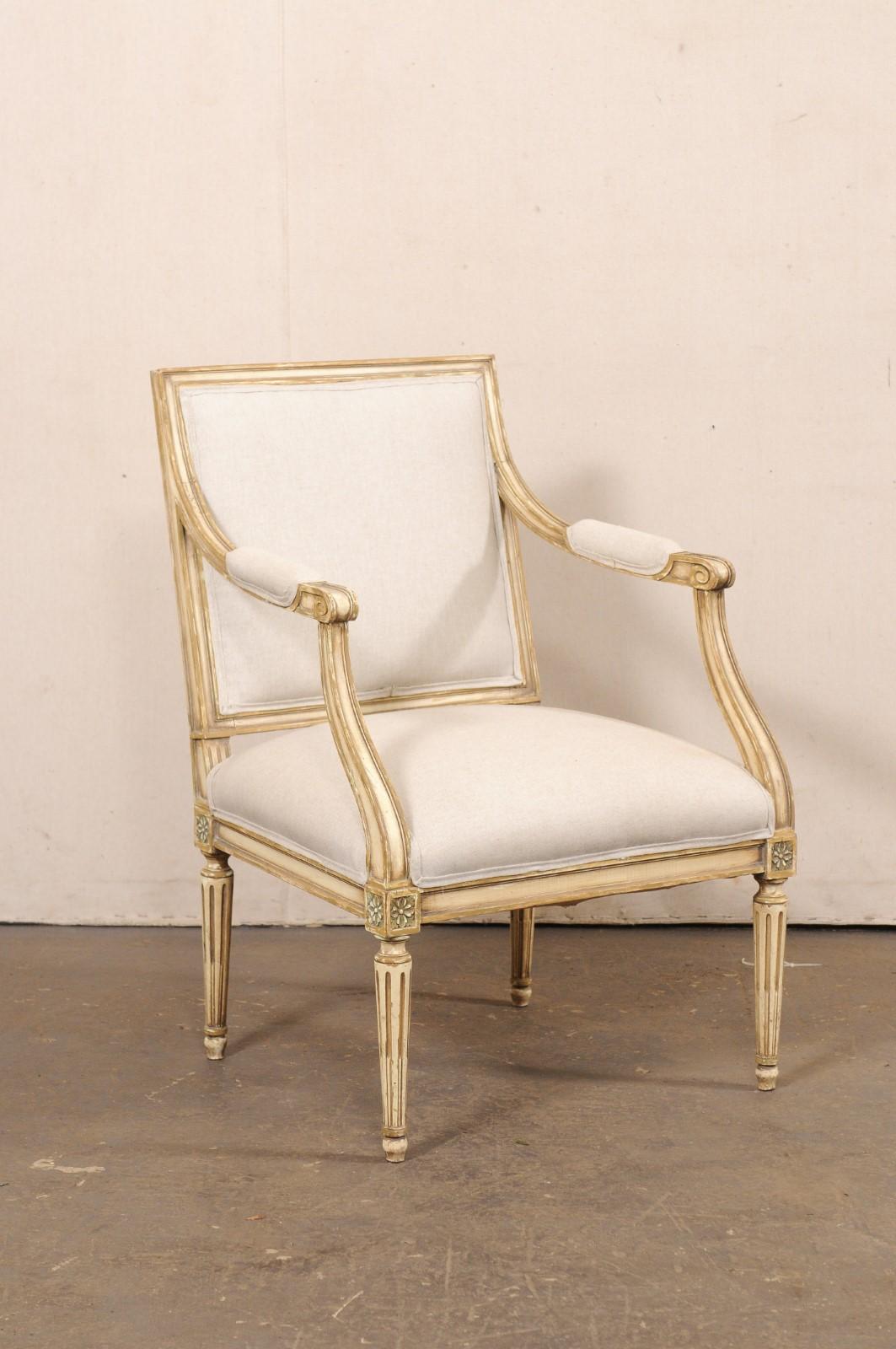 Poltrona francese con schienale quadrato in stile Luigi XVI della metà del XX secolo. Questa sedia vintage proveniente dalla Francia ha uno schienale di forma quadrata, con la parte centrale imbottita inserita in una struttura in legno modellato