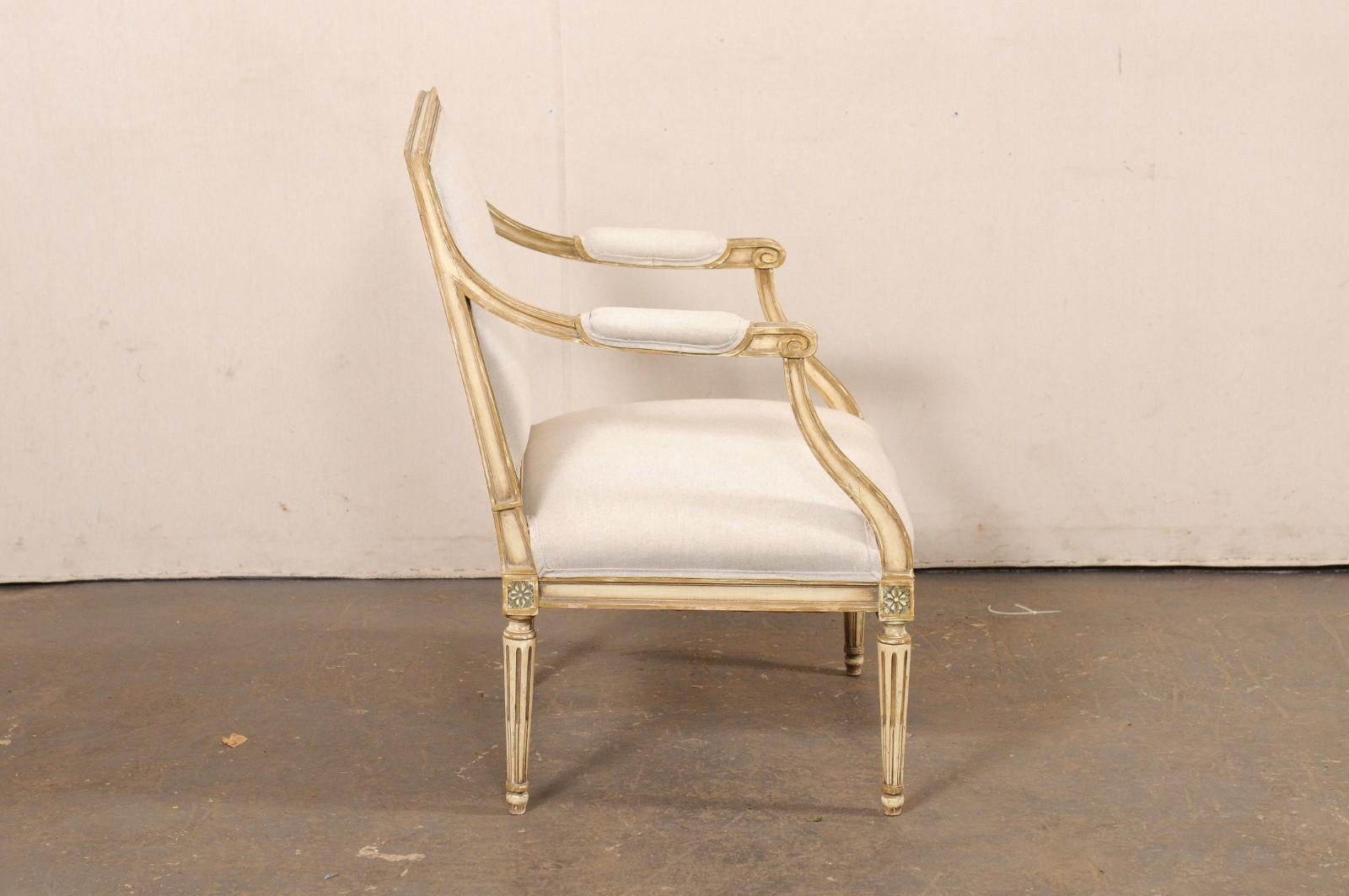 Poltrona francese in legno intagliato in stile Luigi XVI, imbottita su misura in lino belga In condizioni buone in vendita a Atlanta, GA