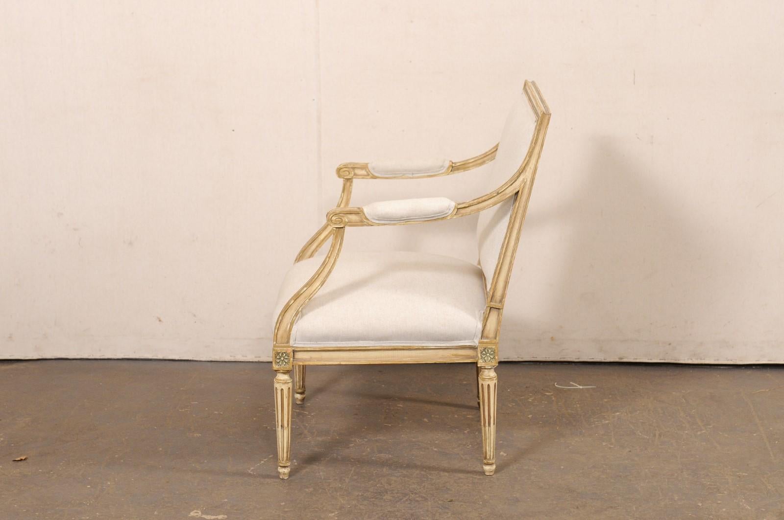 Poltrona francese in legno intagliato in stile Luigi XVI, imbottita su misura in lino belga in vendita 1