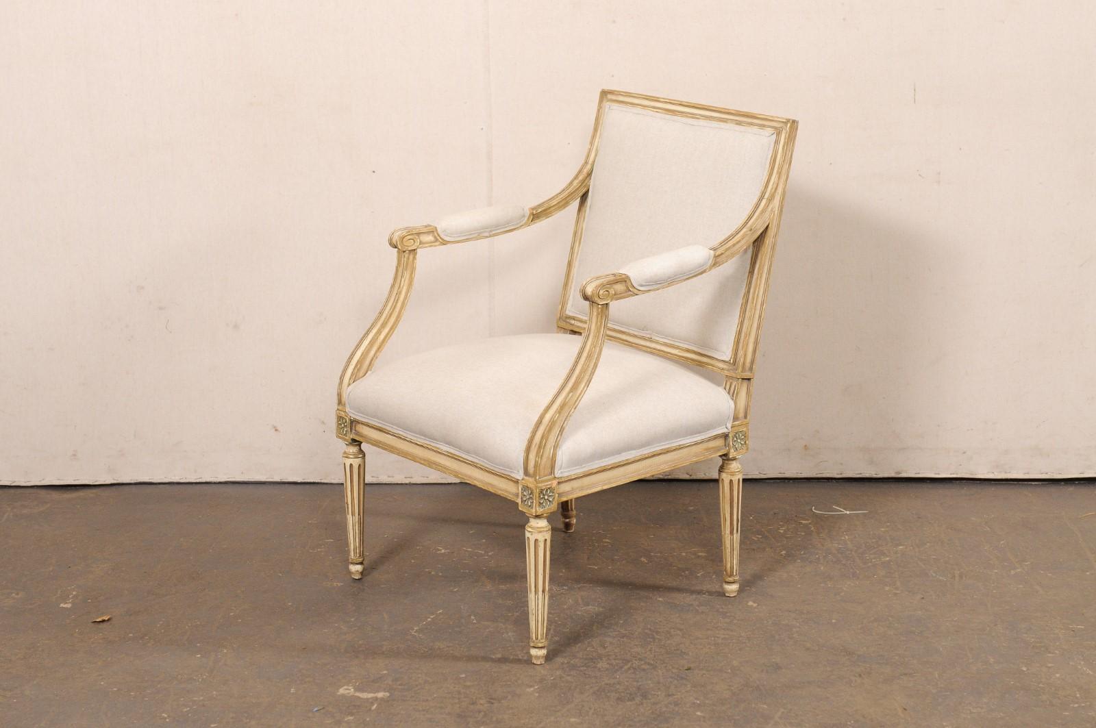 Poltrona francese in legno intagliato in stile Luigi XVI, imbottita su misura in lino belga in vendita 2