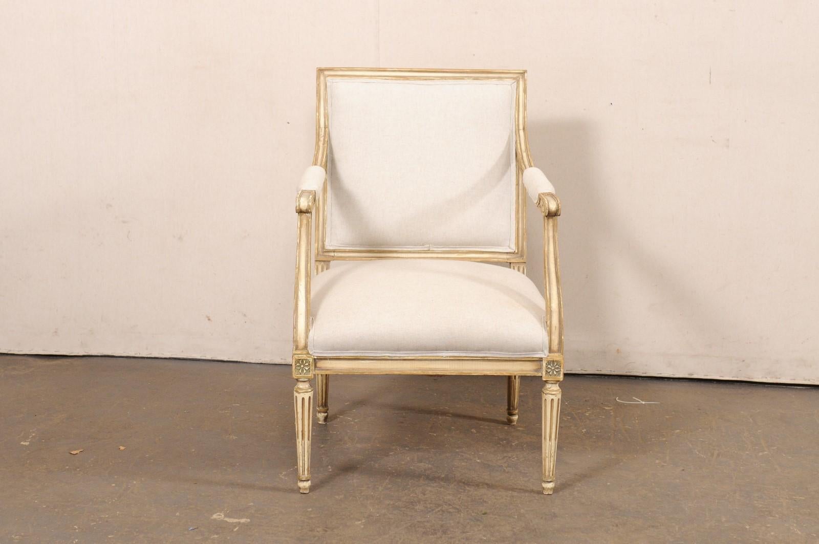Poltrona francese in legno intagliato in stile Luigi XVI, imbottita su misura in lino belga in vendita 3
