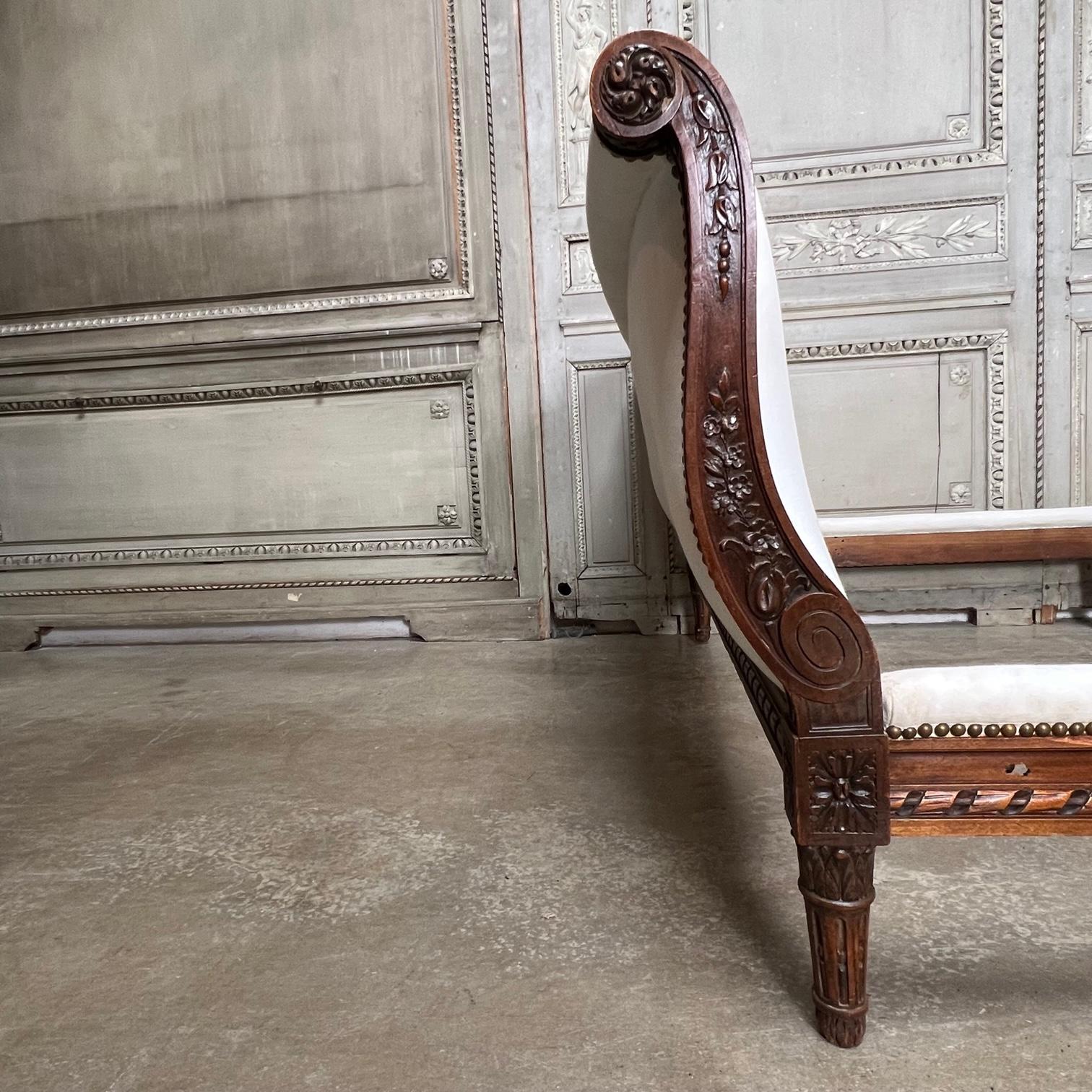 Lit en bois sculpté de style Louis XVI français 7