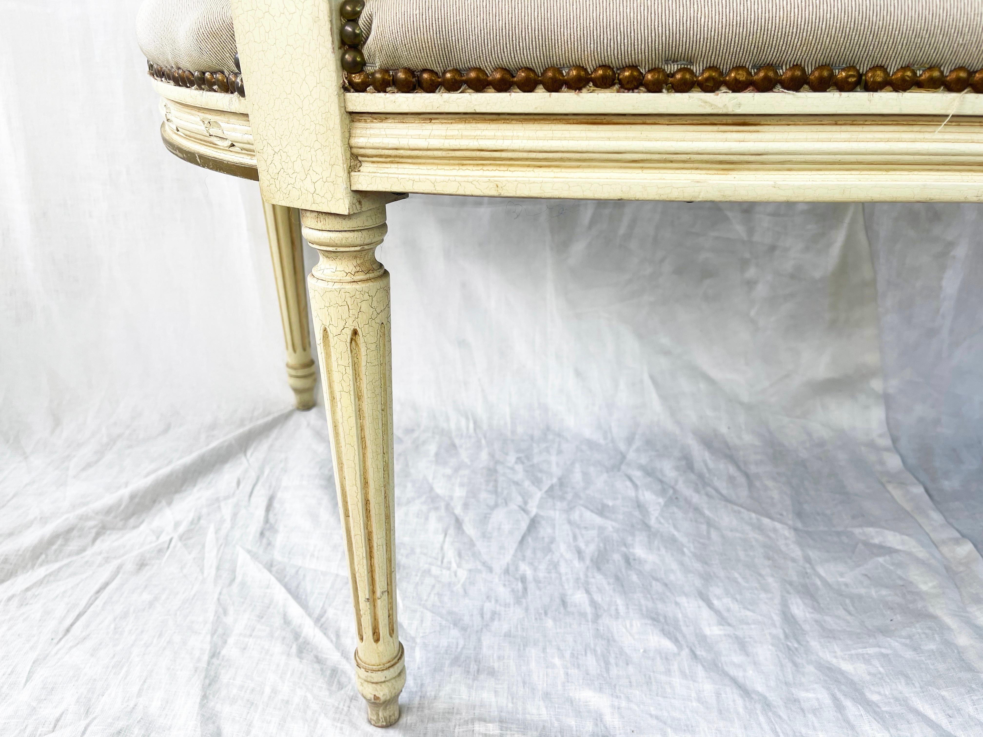 Canapé et paire de fauteuils en bois sculpté de style Louis XVI, Vintage en vente 3