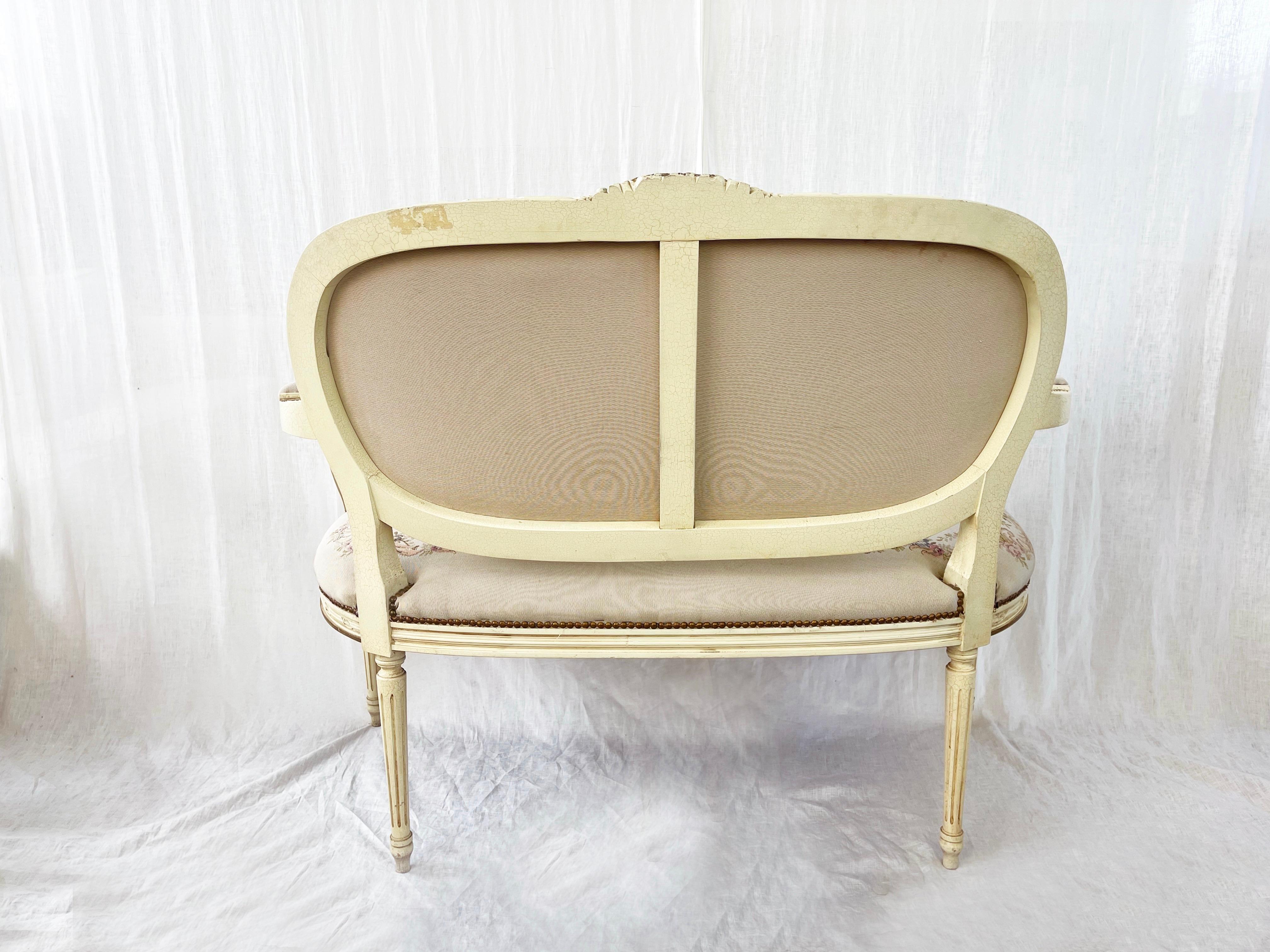 Canapé et paire de fauteuils en bois sculpté de style Louis XVI, Vintage en vente 10