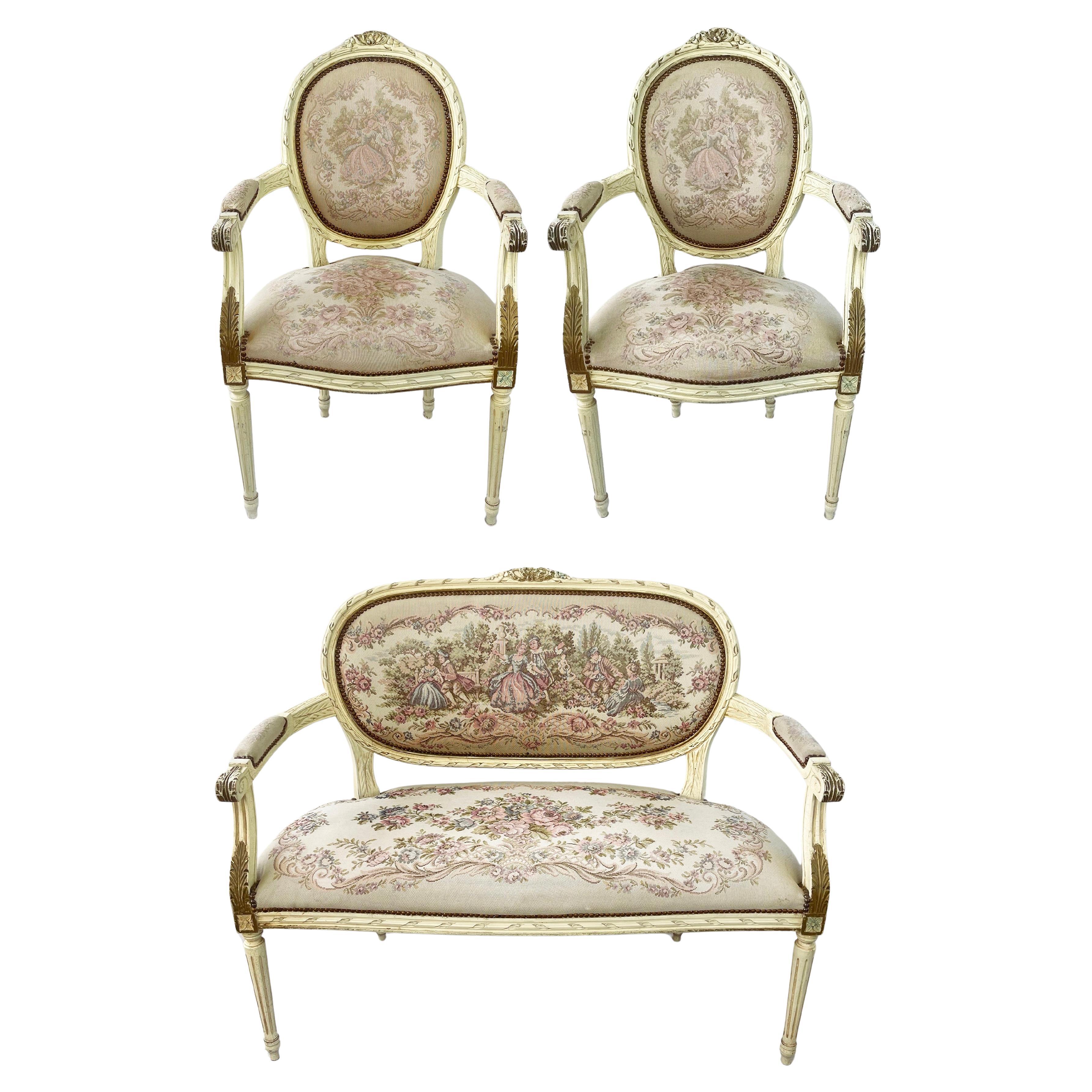 Magnifique refonte d'un canapé de style Louis XVI et des fauteuils assortis.
Merveilleusement sculpté et peint à la main, cet ensemble est vraiment magnifique.
Fabriqué approximativement dans les années 1960-1970 dans un style antique français qui