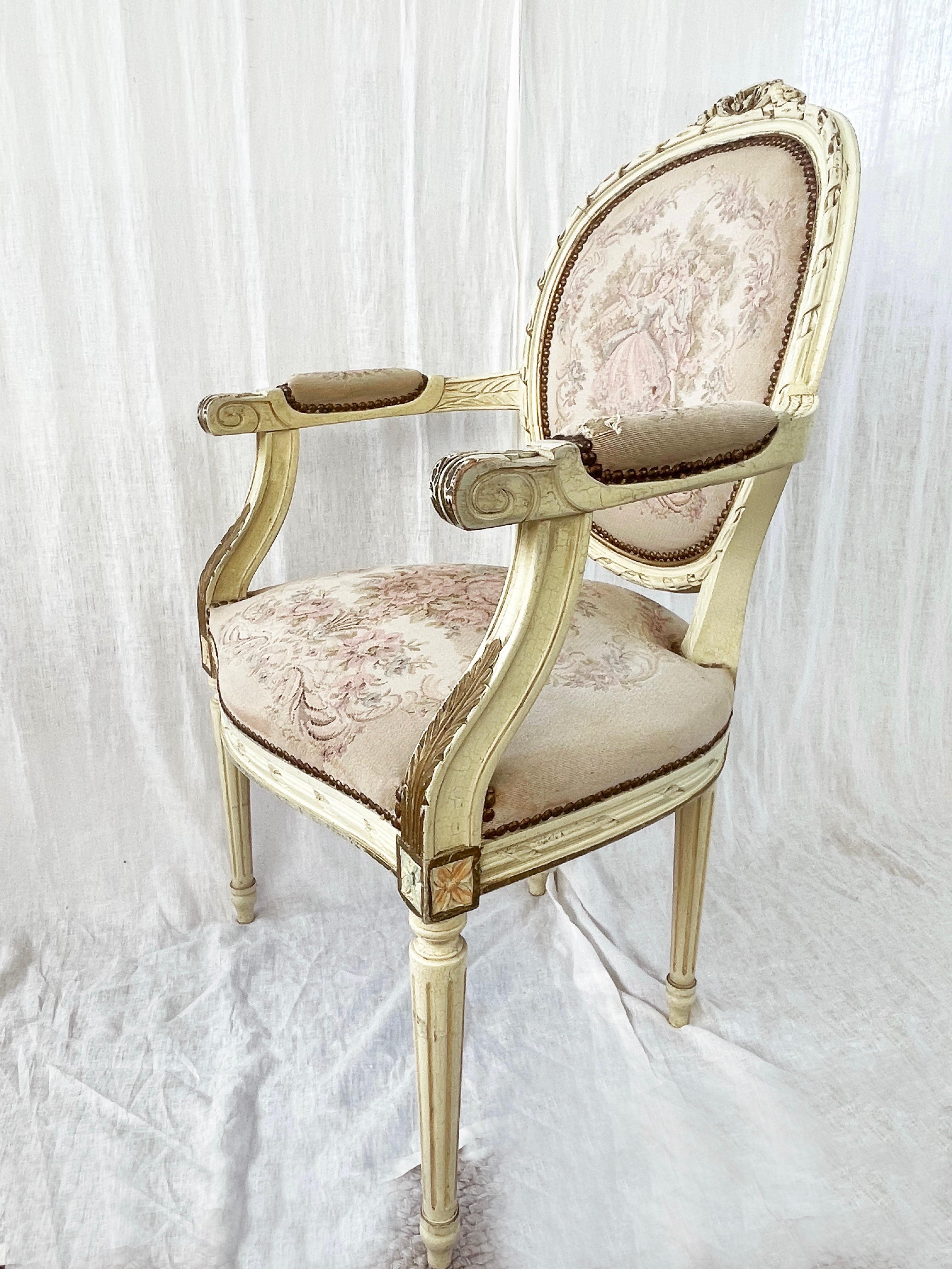 Milieu du XVIIIe siècle Canapé et paire de fauteuils en bois sculpté de style Louis XVI, Vintage en vente