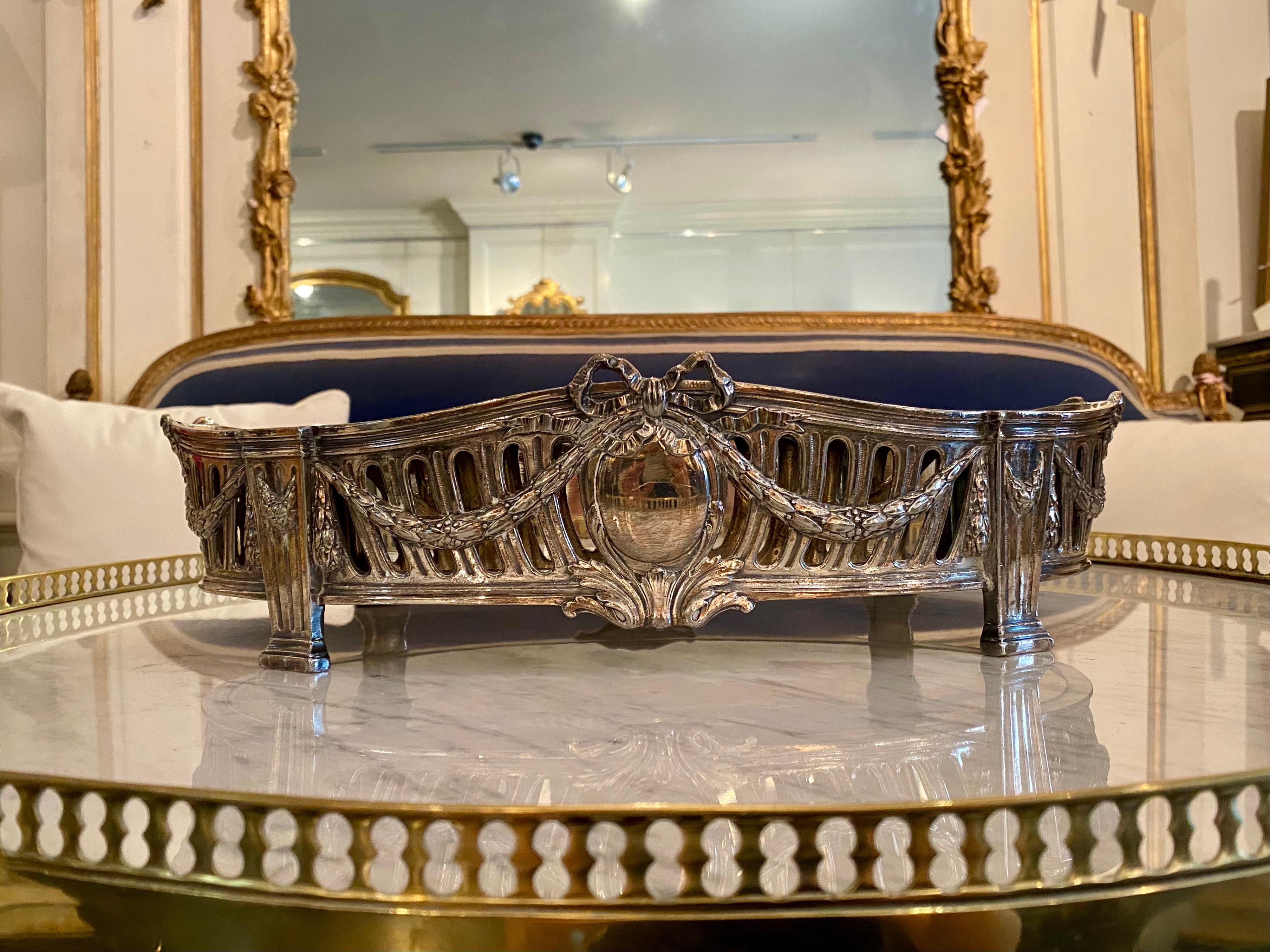 Centre de table français de style Louis XVI en bronze argenté, 19ème siècle en vente 7