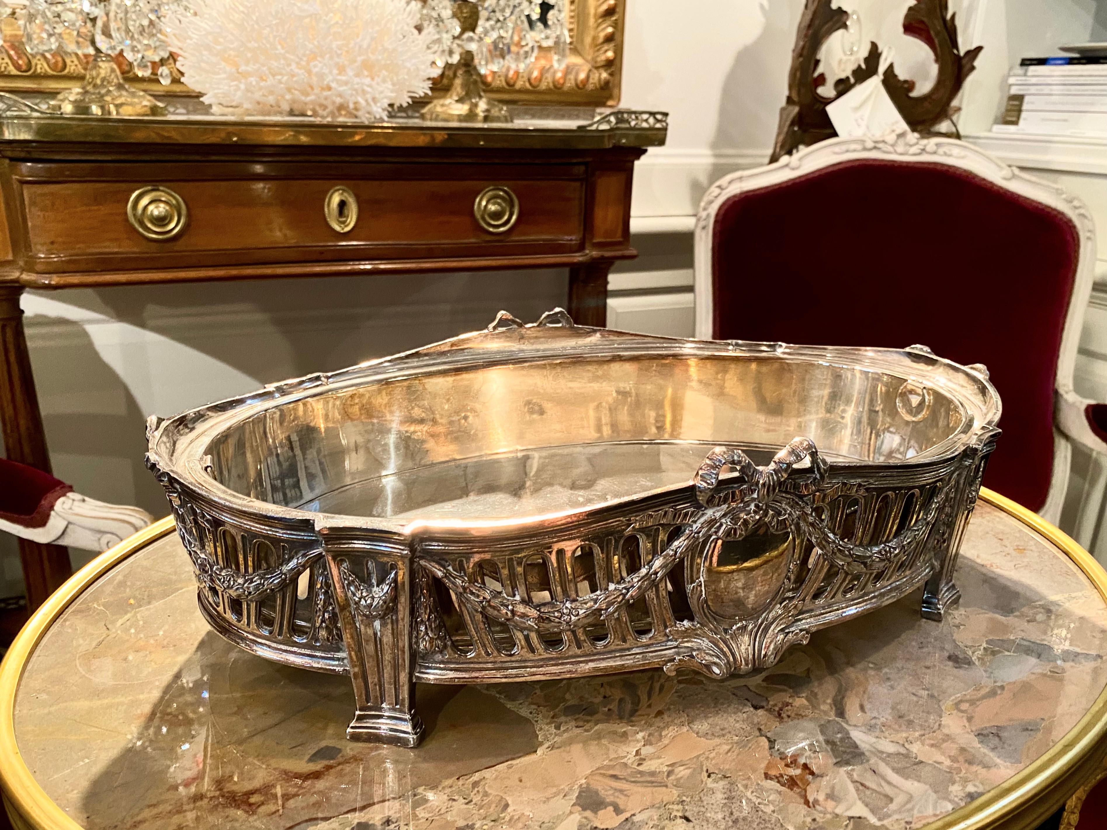 French Louis XVI Style Centerpiece in Silvered Bronze, 19th Century In Excellent Condition For Sale In Montreal, Quebec