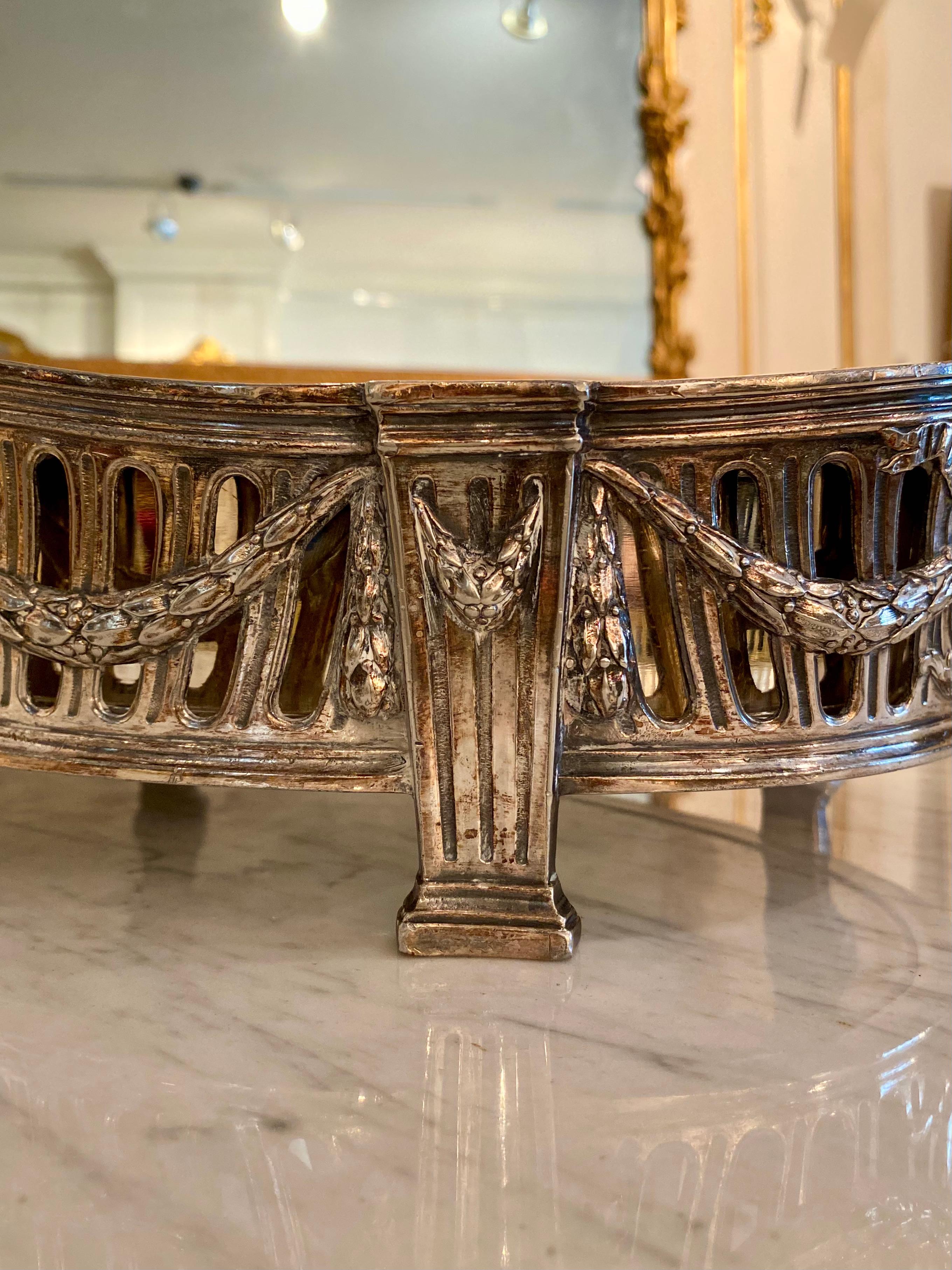 Bronze Centre de table français de style Louis XVI en bronze argenté, 19ème siècle en vente