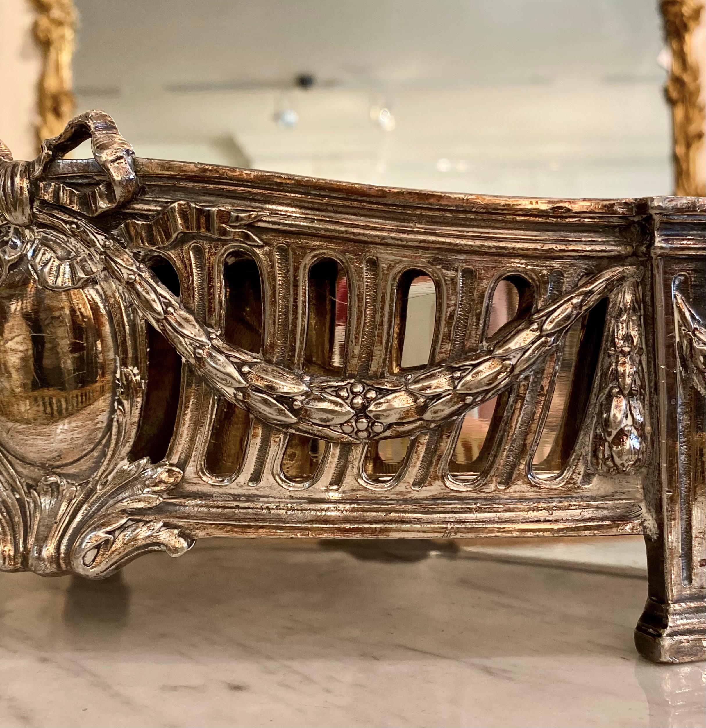Centre de table français de style Louis XVI en bronze argenté, 19ème siècle en vente 1