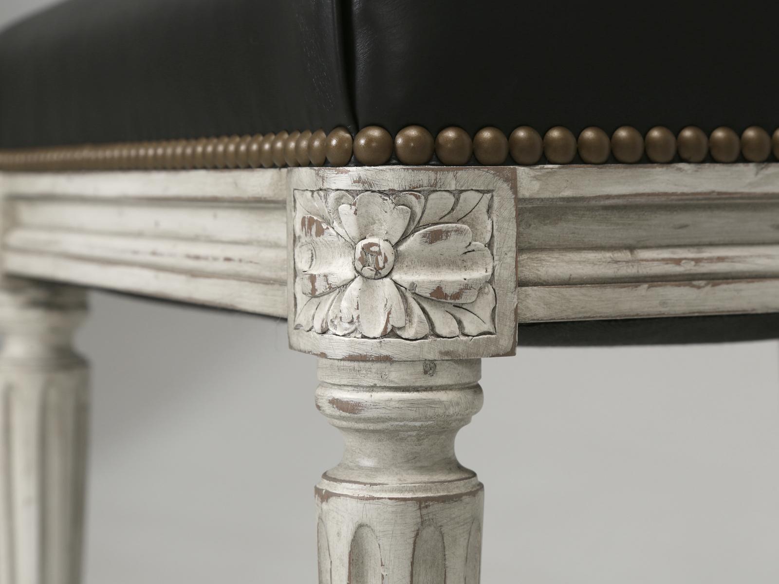 Französische Stühle im Louis-XVI.-Stil, Schmutzige weiße Rahmen, gepolstert mit schwarzem Leder im Angebot 5