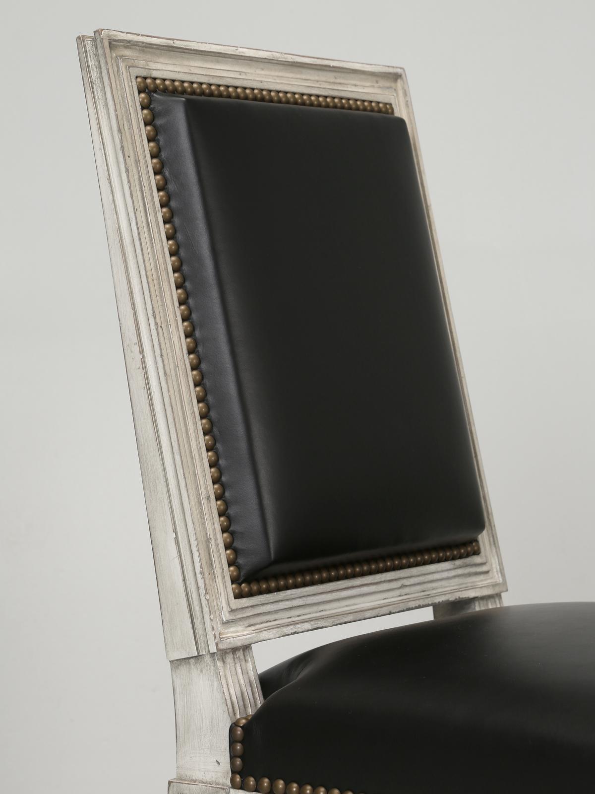 Français Chaises françaises de Style Upholstering, châssis blanc sale, tapissées de cuir noir en vente