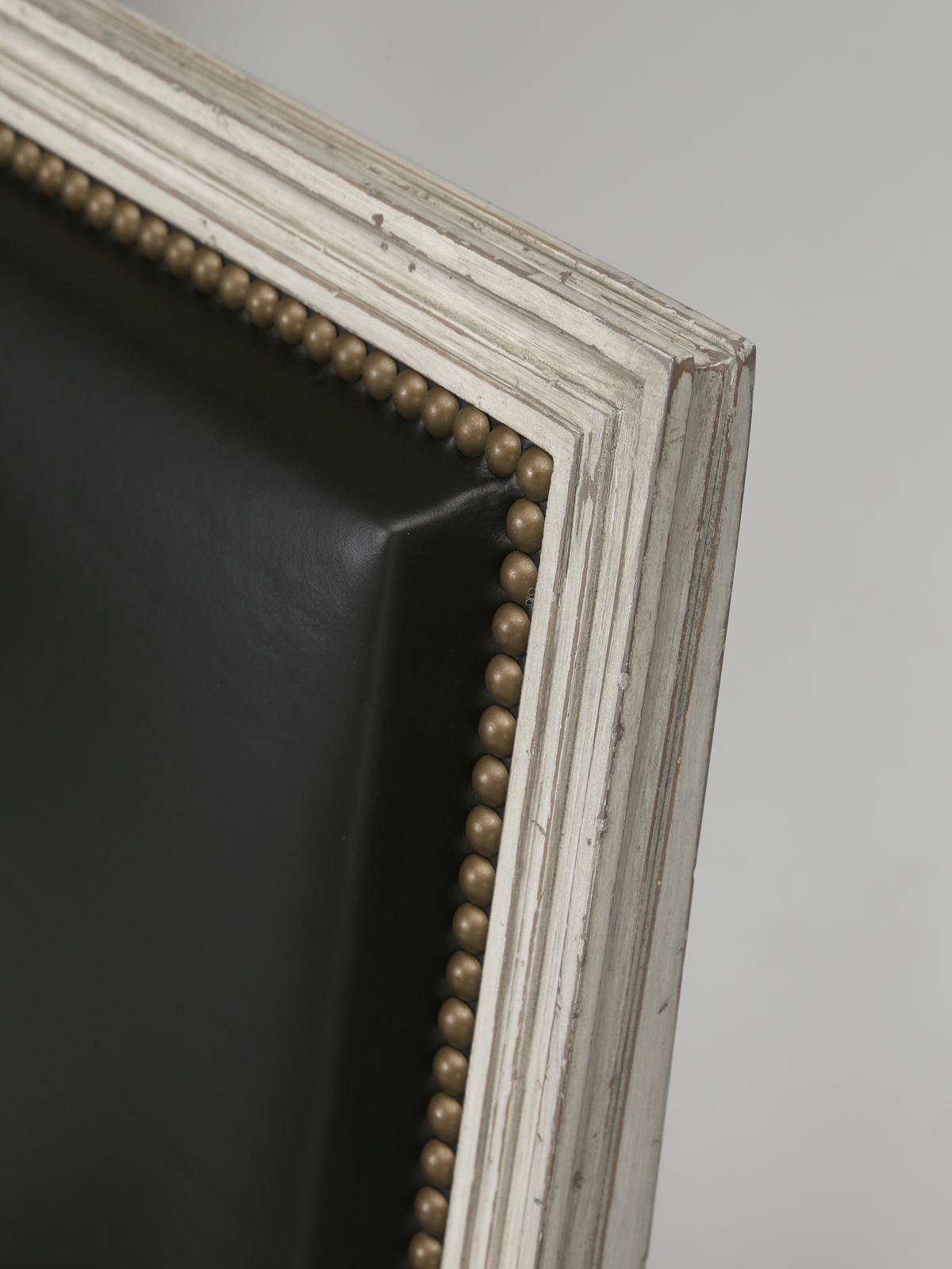 Französische Stühle im Louis-XVI.-Stil, Schmutzige weiße Rahmen, gepolstert mit schwarzem Leder (21. Jahrhundert und zeitgenössisch) im Angebot