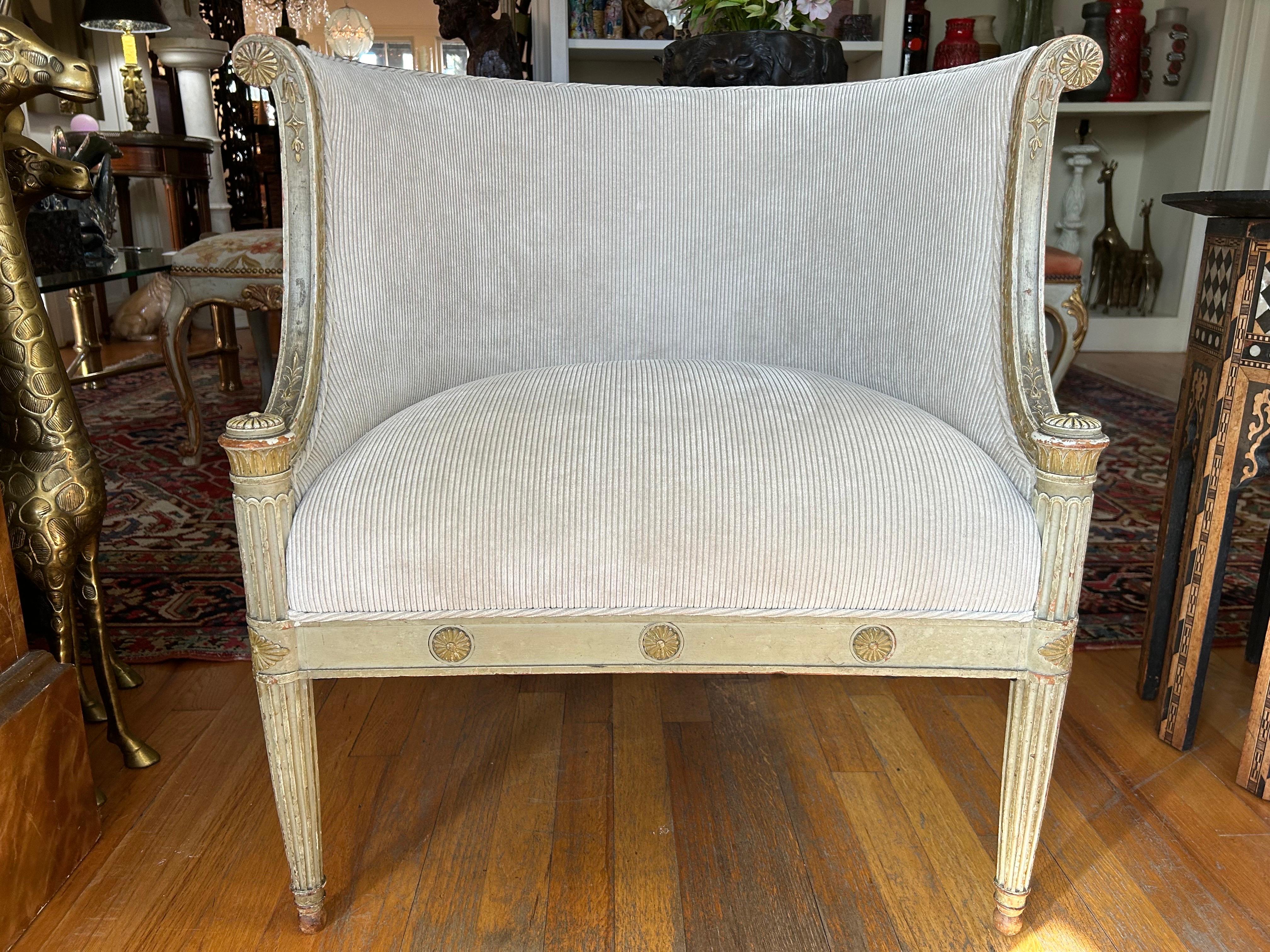 Chófer francés de estilo Luis XVI. 
Esta elegante silla francesa, bergere o chauffeuse, es una estupenda silla auxiliar en un salón, dormitorio, vestidor o armario, y data de la década de 1920.
Nuestra magnífica silla ha sido tapizada