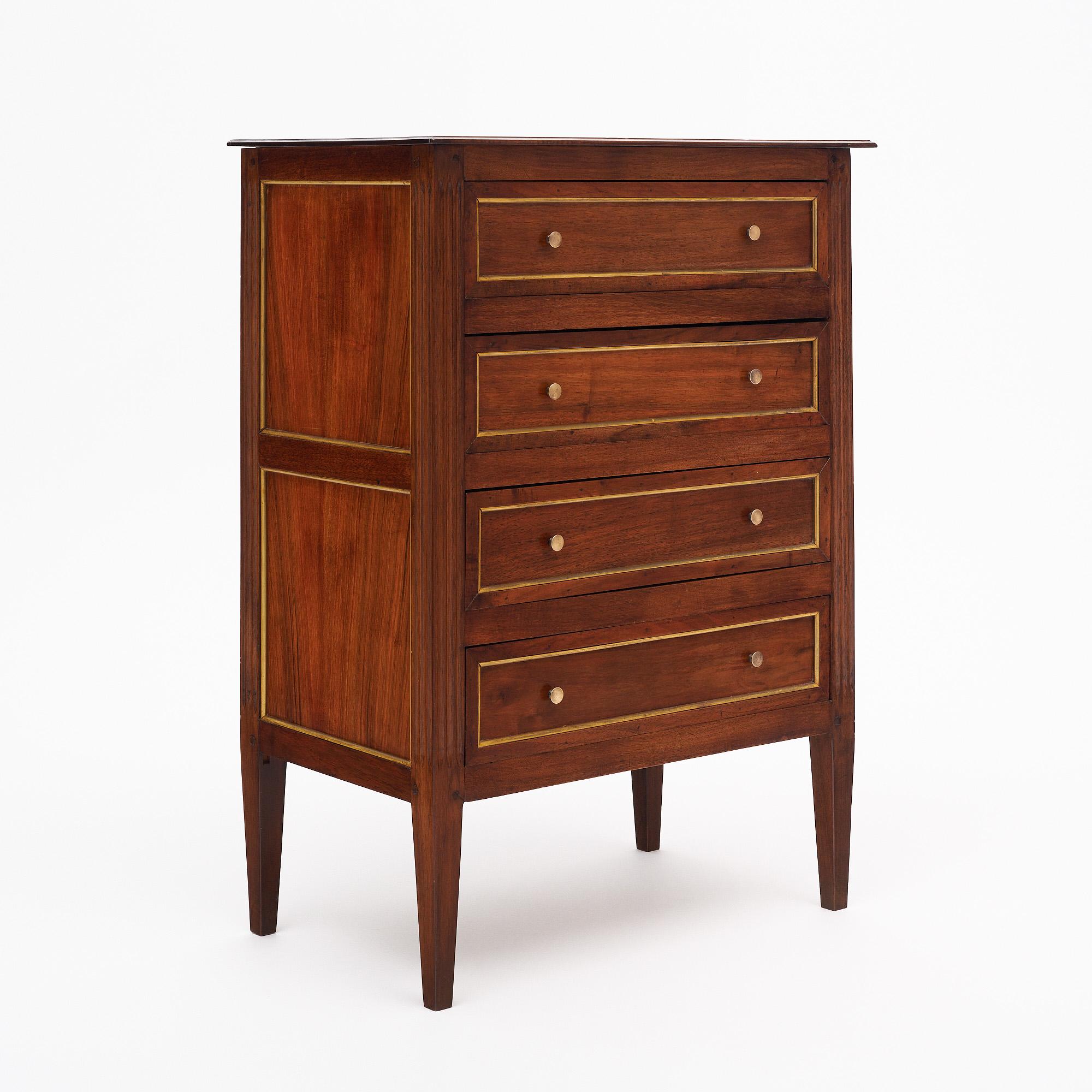 Piccola cassettiera francese in stile Luigi XVI. Questo mobile neoclassico è realizzato in legno massiccio di noce, principalmente mogano. L'affascinante mobile è stato rifinito con una lucentezza francese di qualità museale. Ci sono quattro