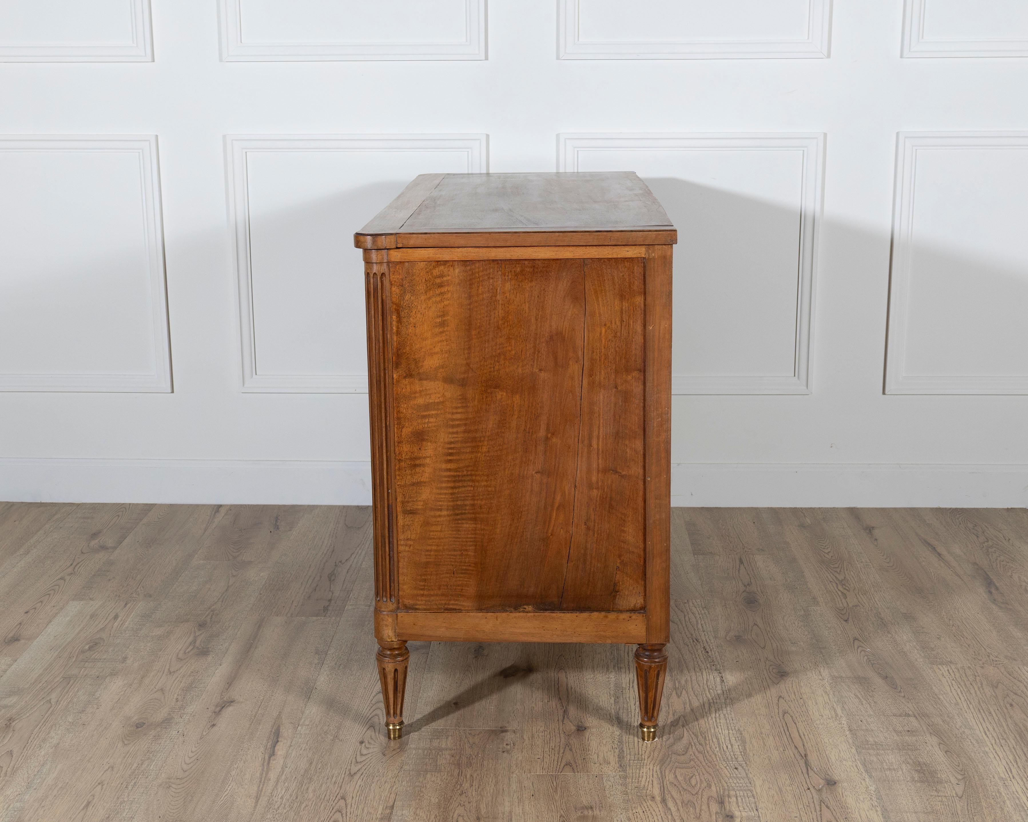 Cassettiera francese in stile Luigi XVI in noce con inserti in ottone, CIRCA 1920 in vendita 3
