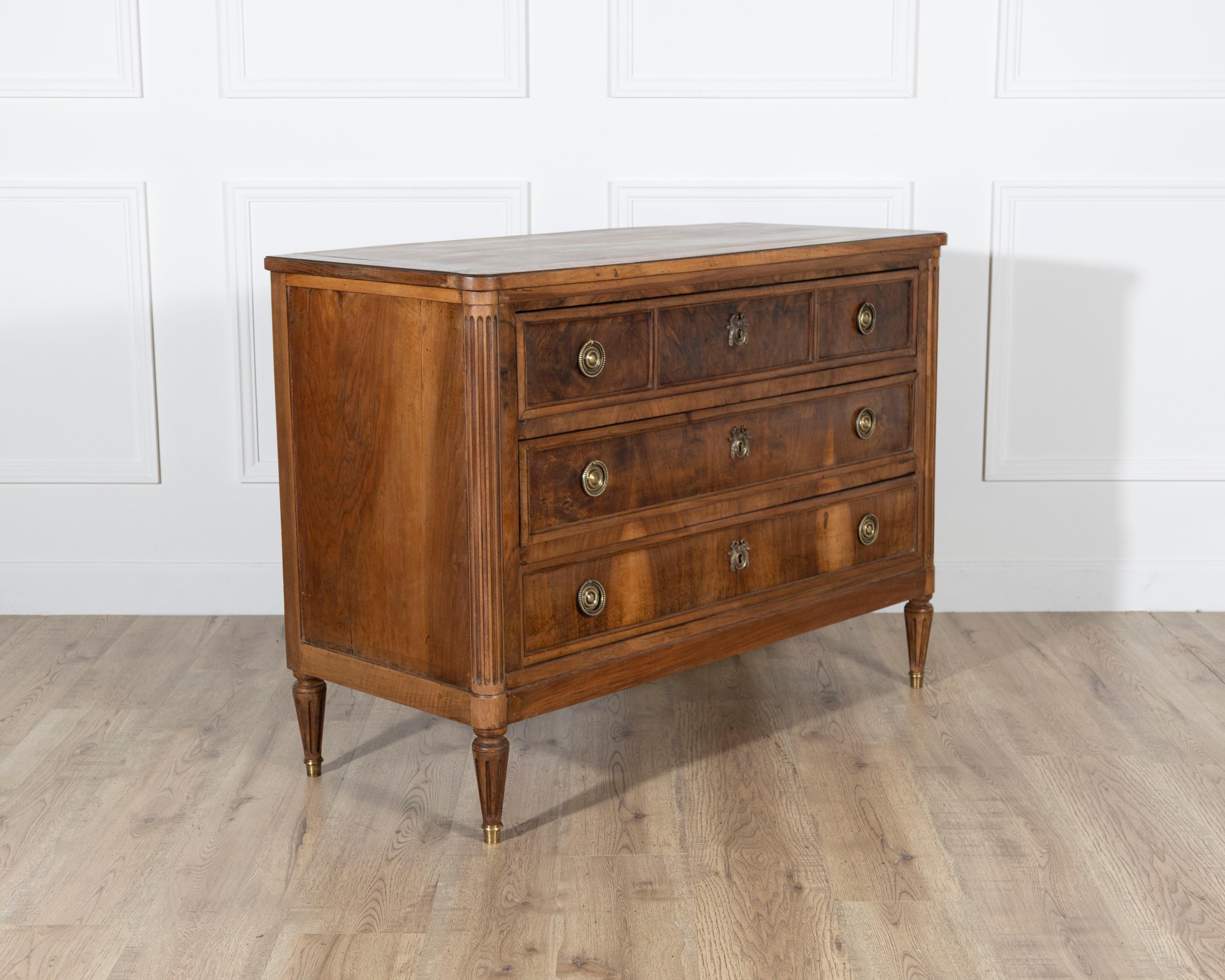 Lucidato Cassettiera francese in stile Luigi XVI in noce con inserti in ottone, CIRCA 1920 in vendita